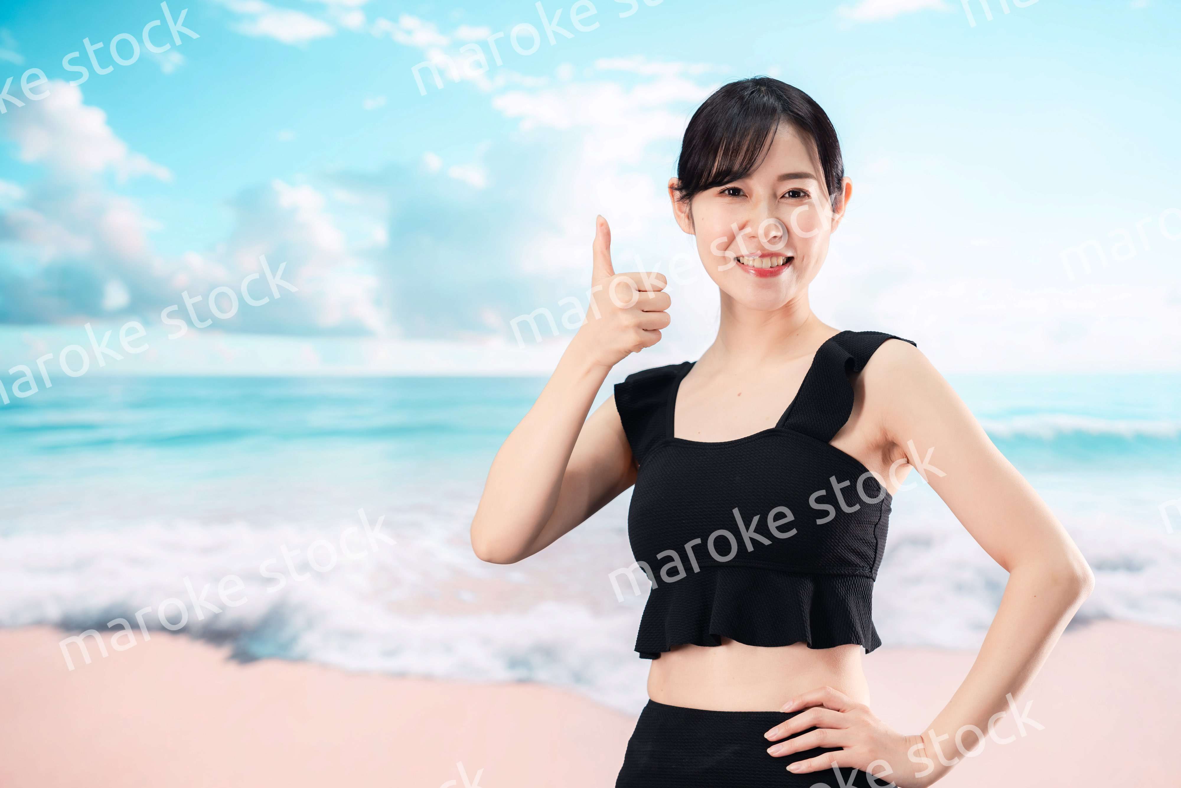 ビーチを楽しむ水着姿の女性