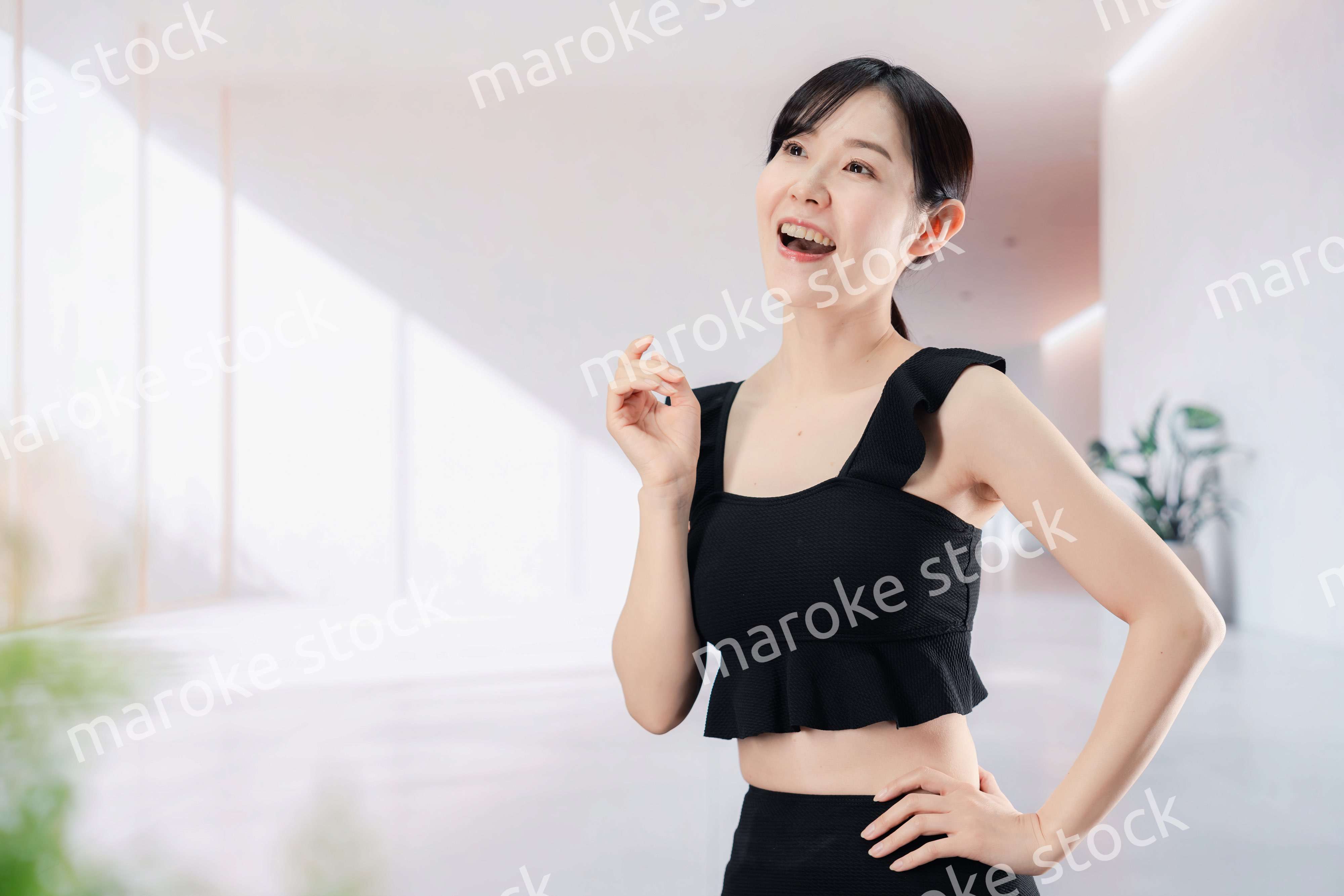 スパで活き活きと過ごす若い女性