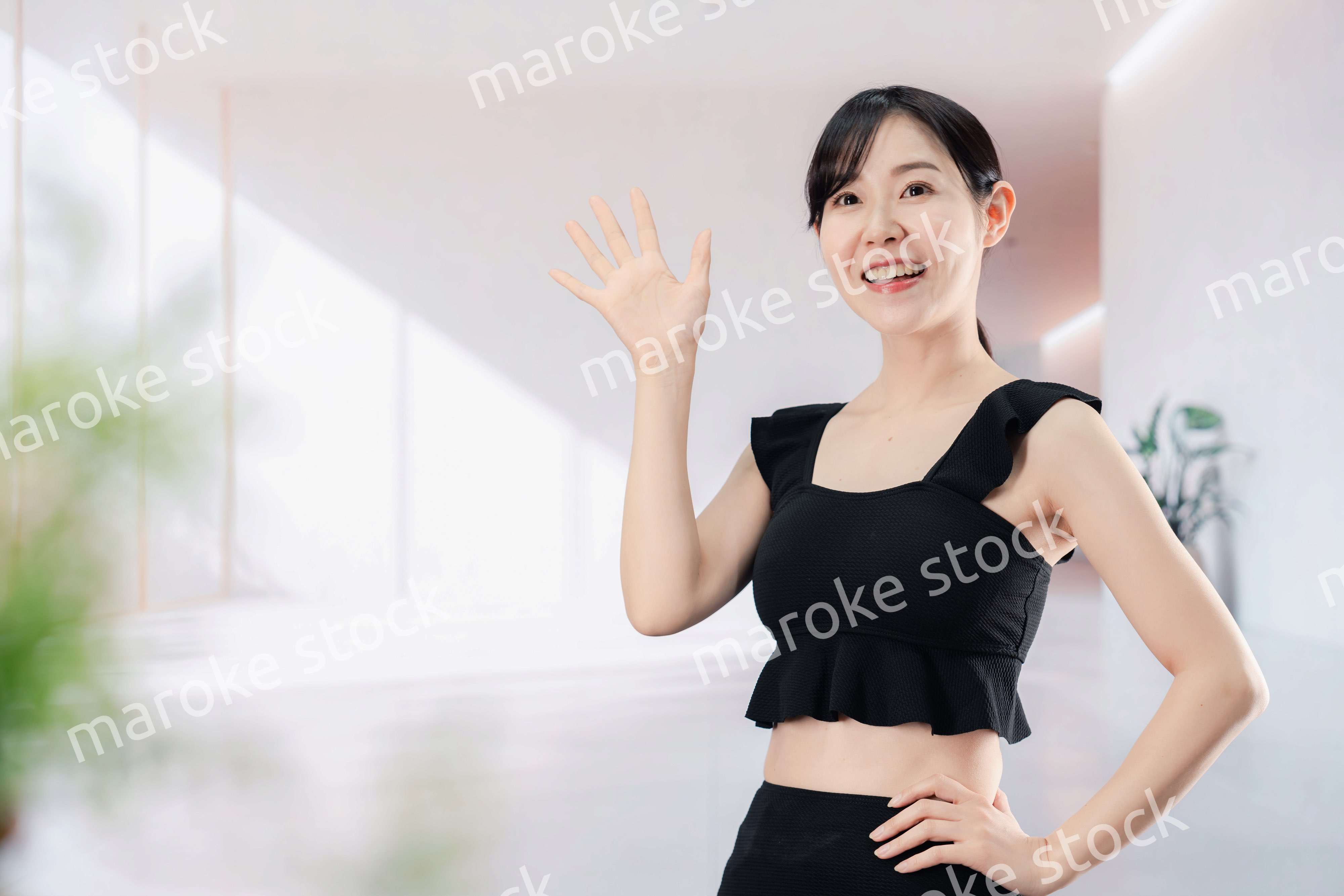 スパで活き活きと過ごす若い女性