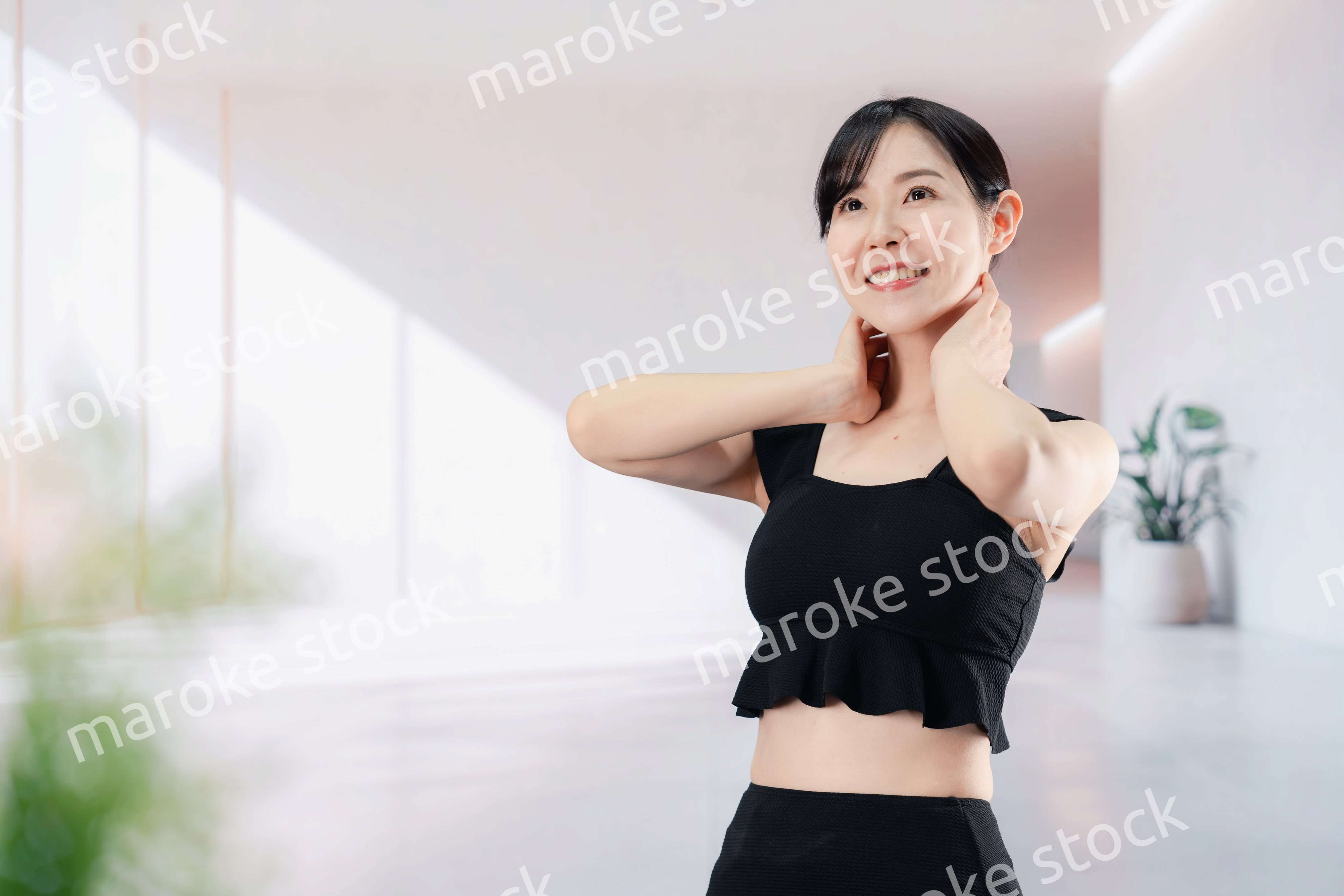 スパで活き活きと過ごす若い女性