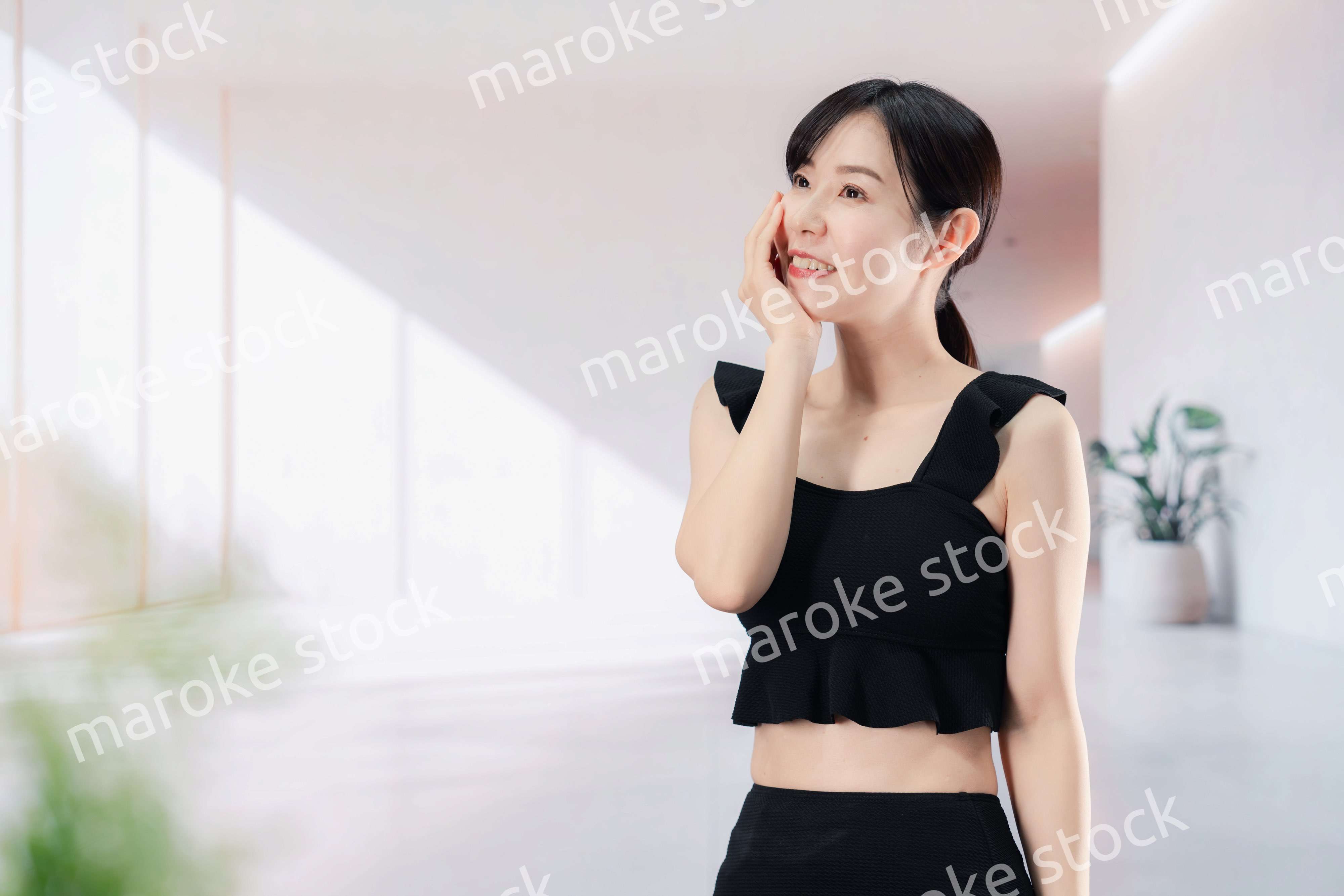 スパで活き活きと過ごす若い女性