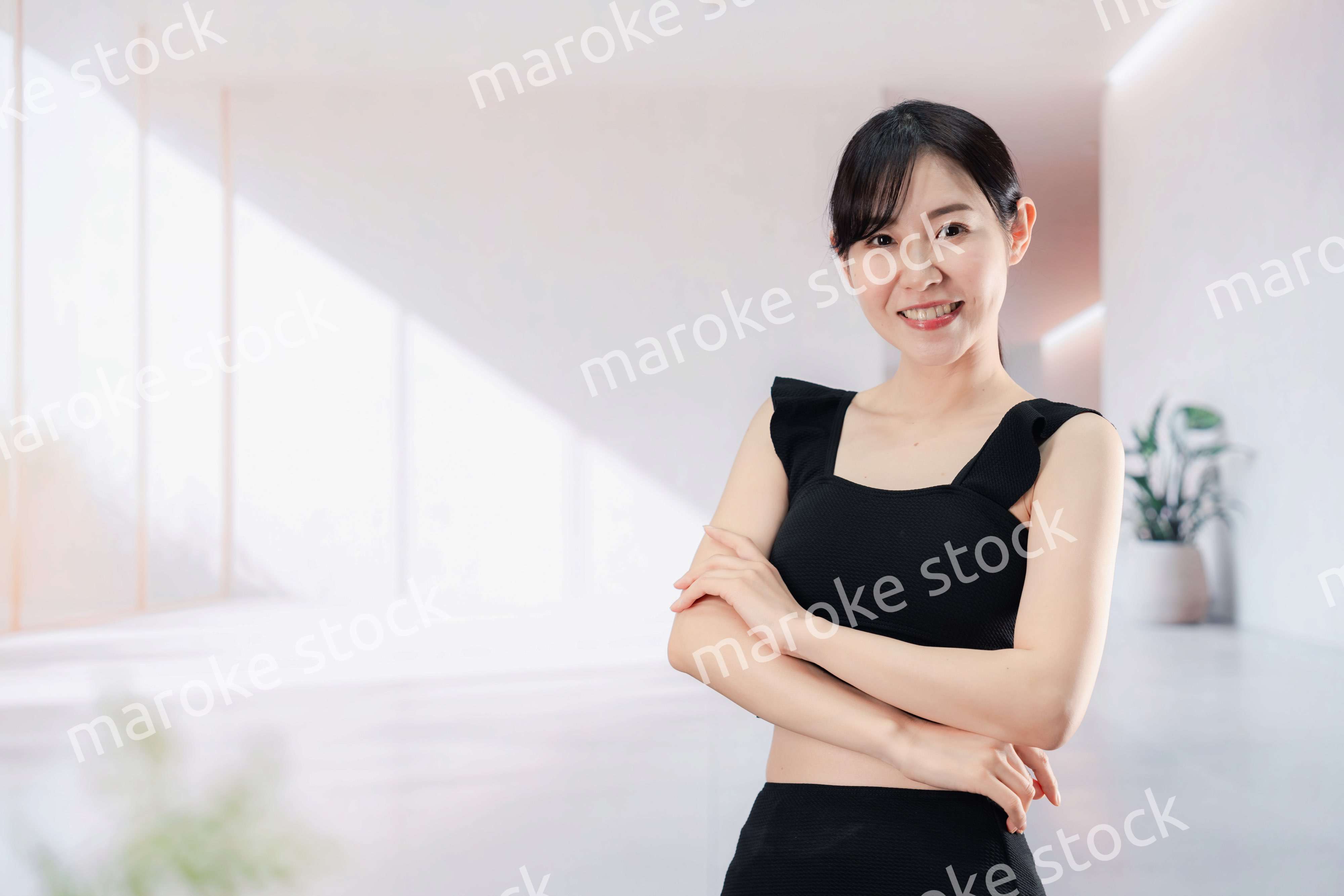 スパで活き活きと過ごす若い女性