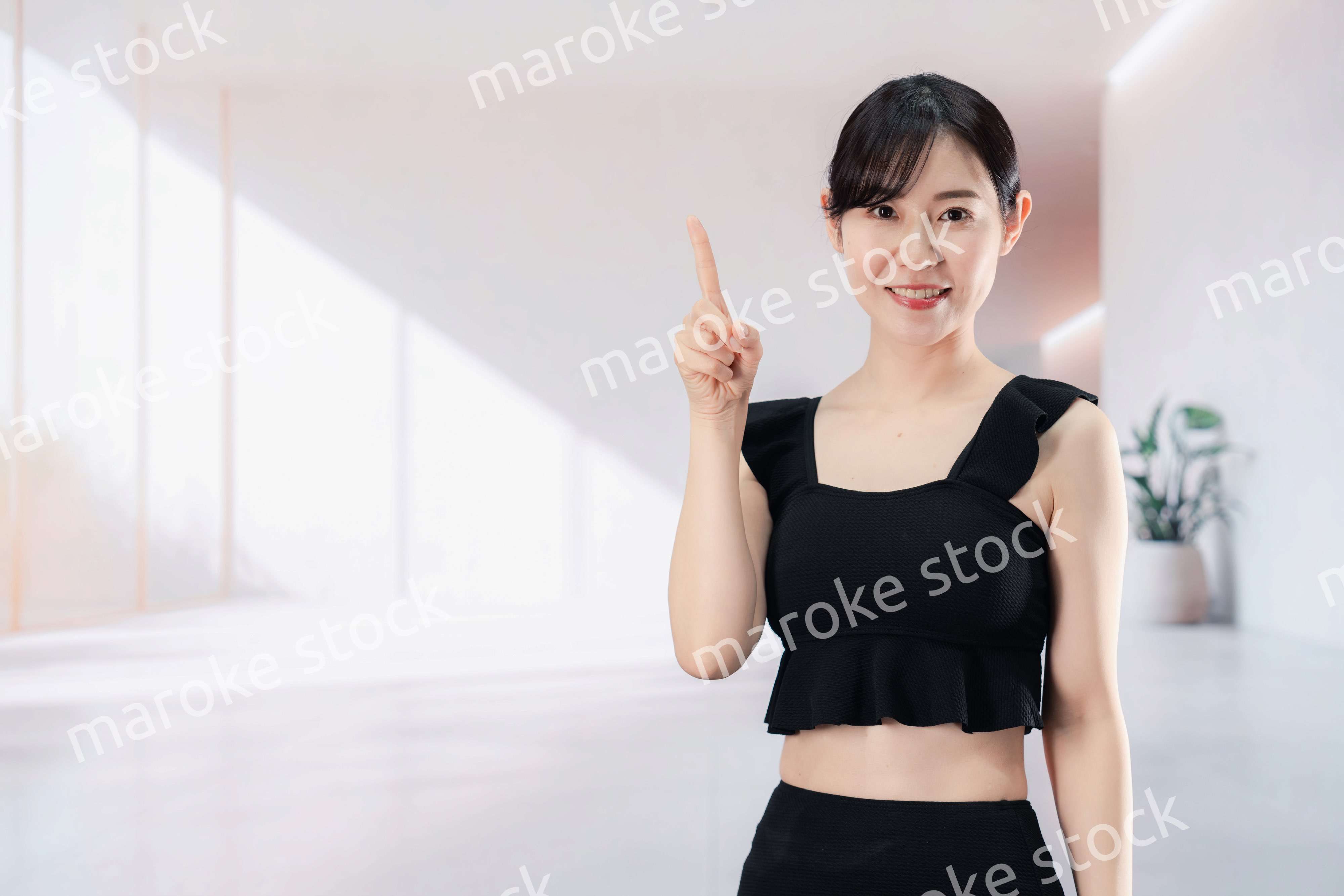 スパで活き活きと過ごす若い女性