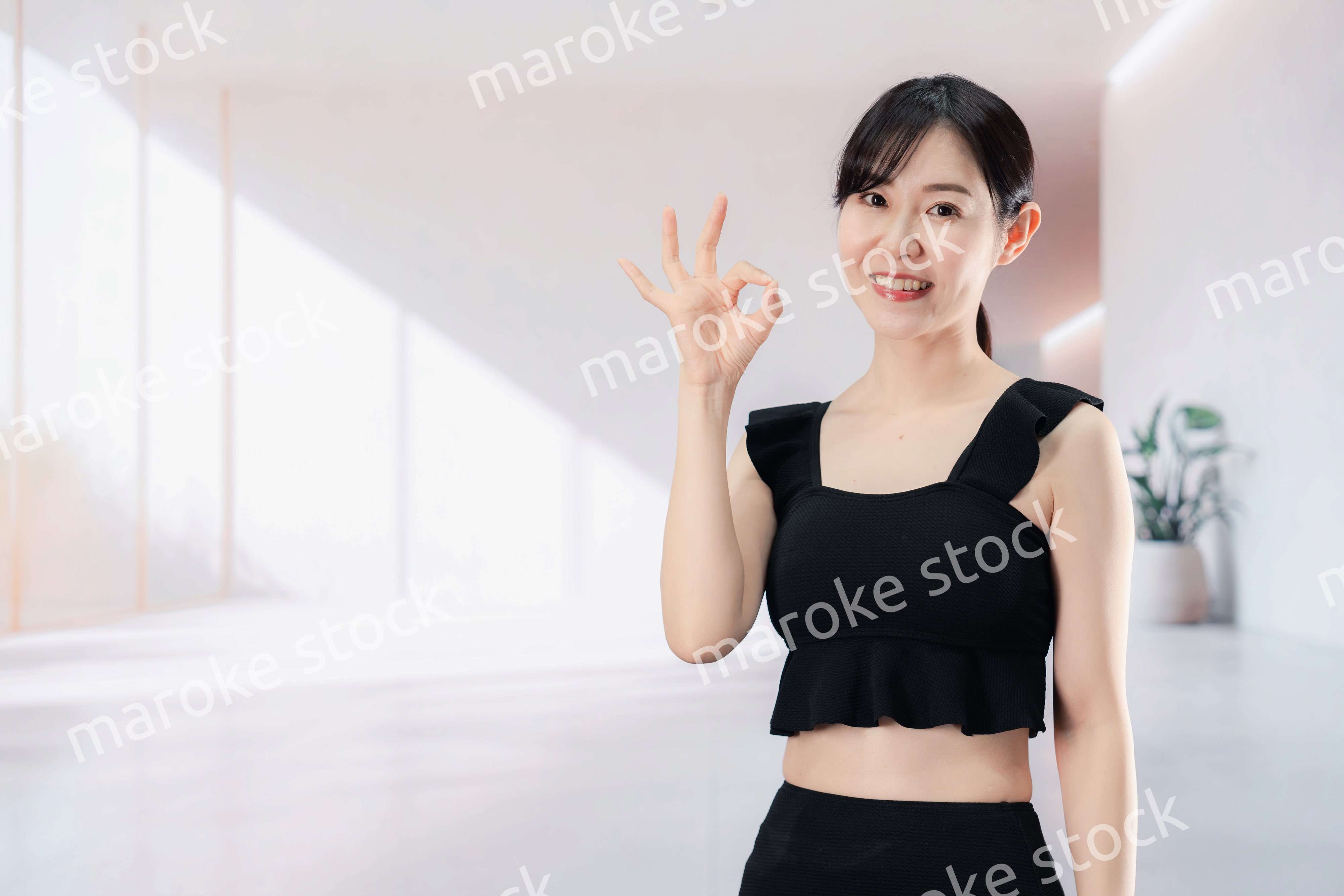 スパで活き活きと過ごす若い女性