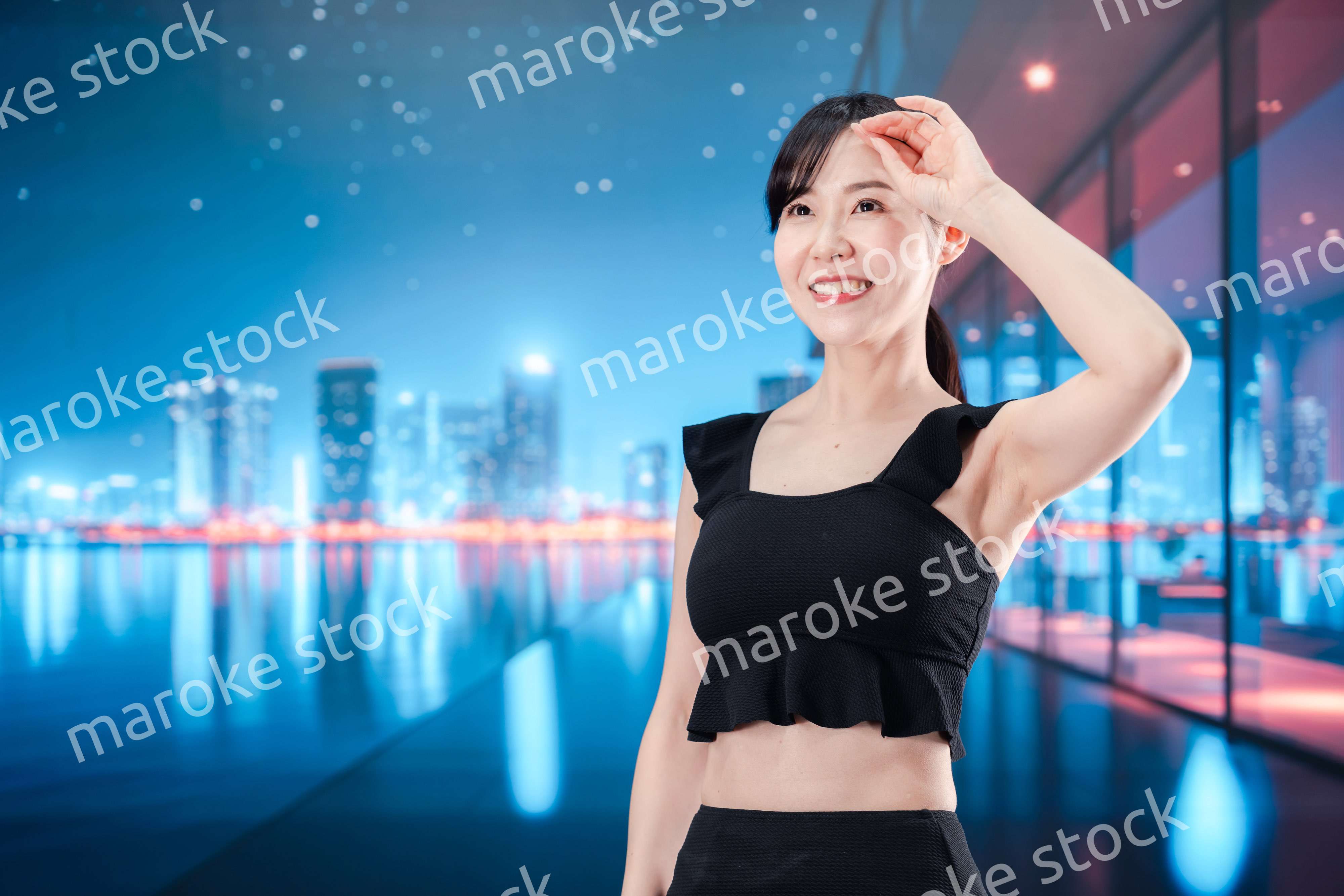 水着で都心のホテルステイを楽しむ女性