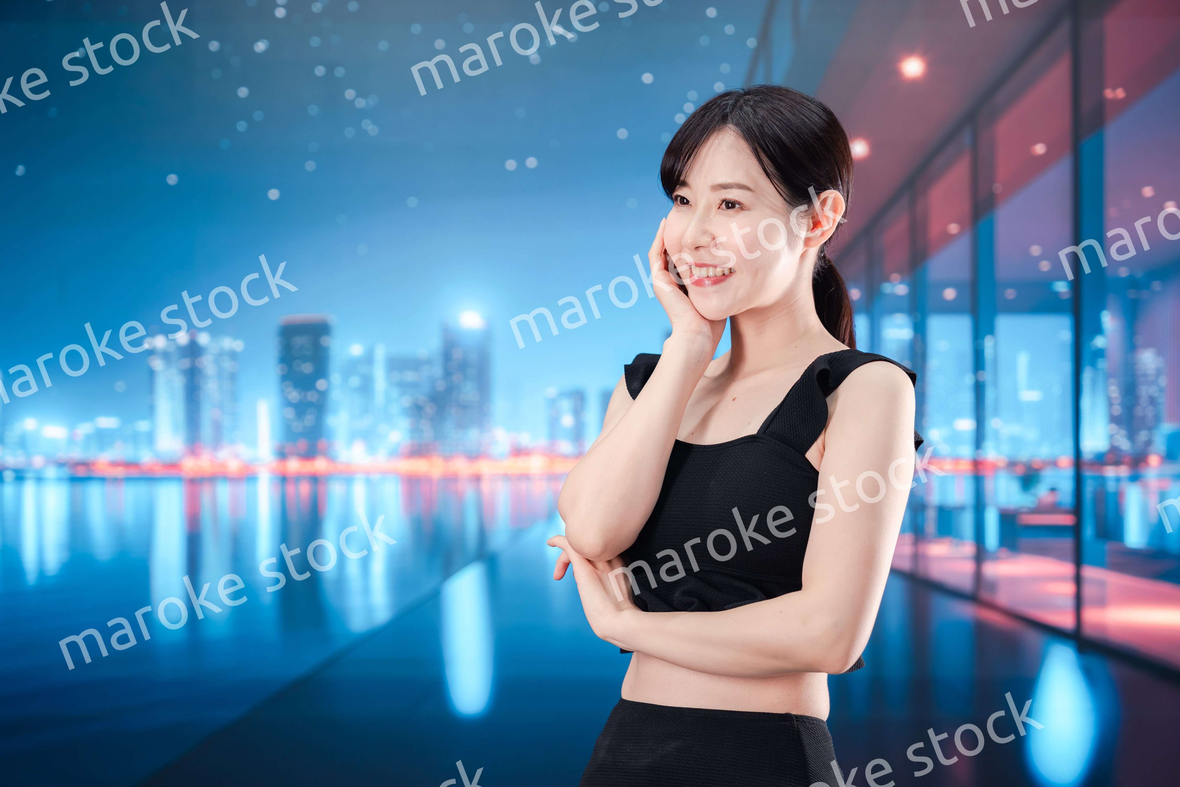 水着で都心のホテルステイを楽しむ女性