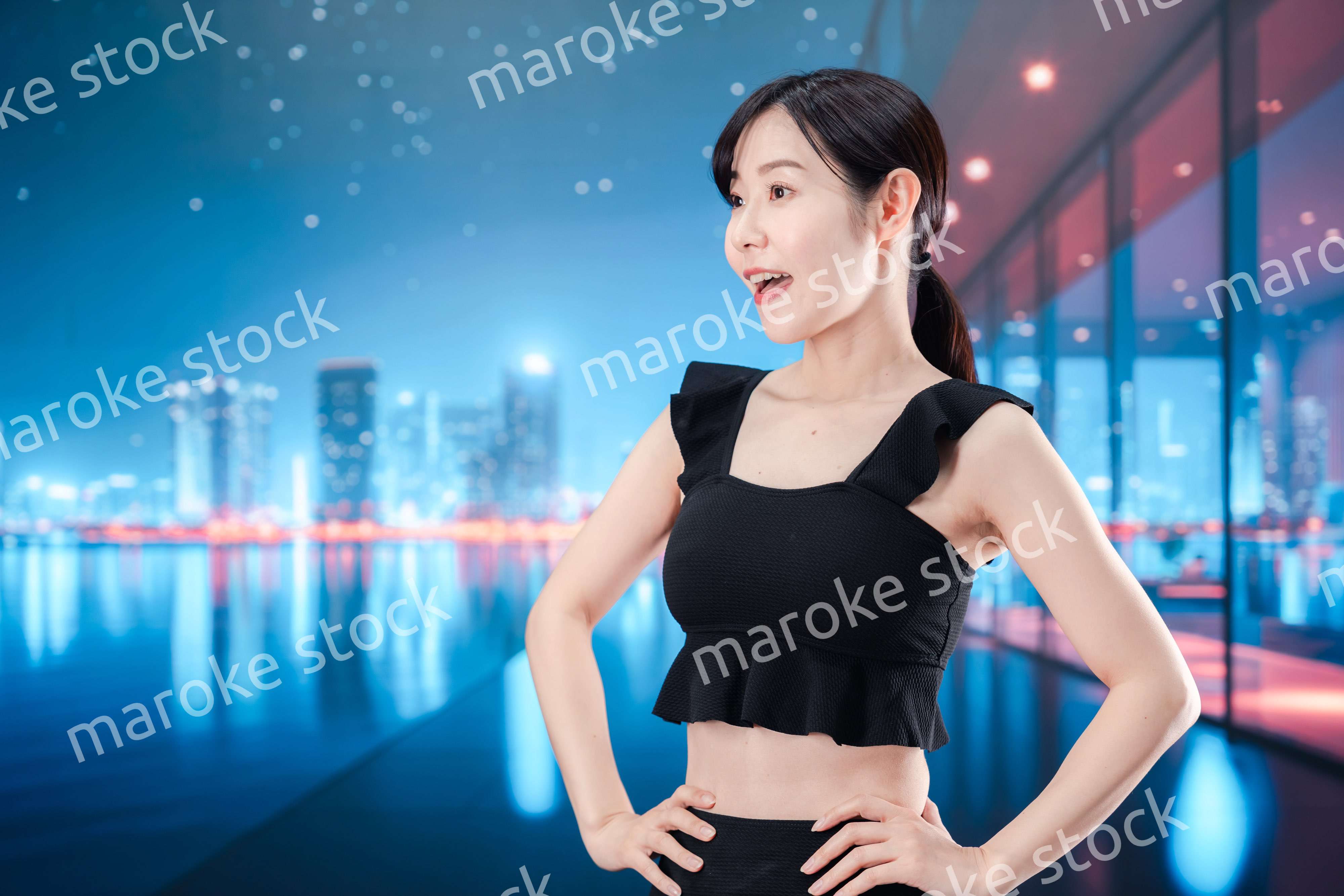 水着で都心のホテルステイを楽しむ女性