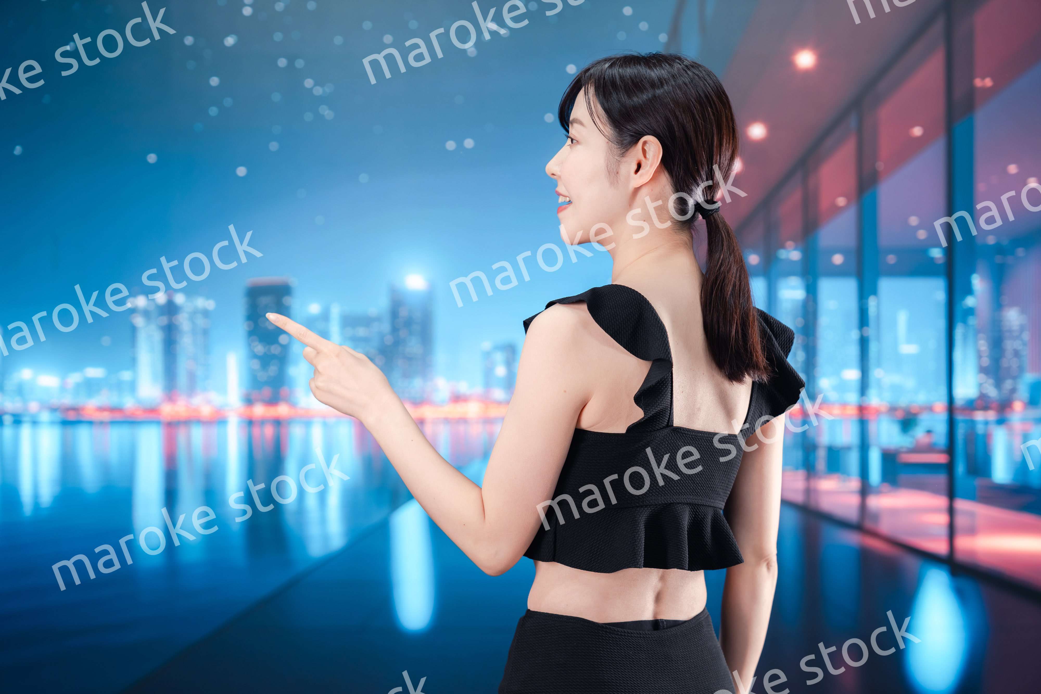 水着で都心のホテルステイを楽しむ女性