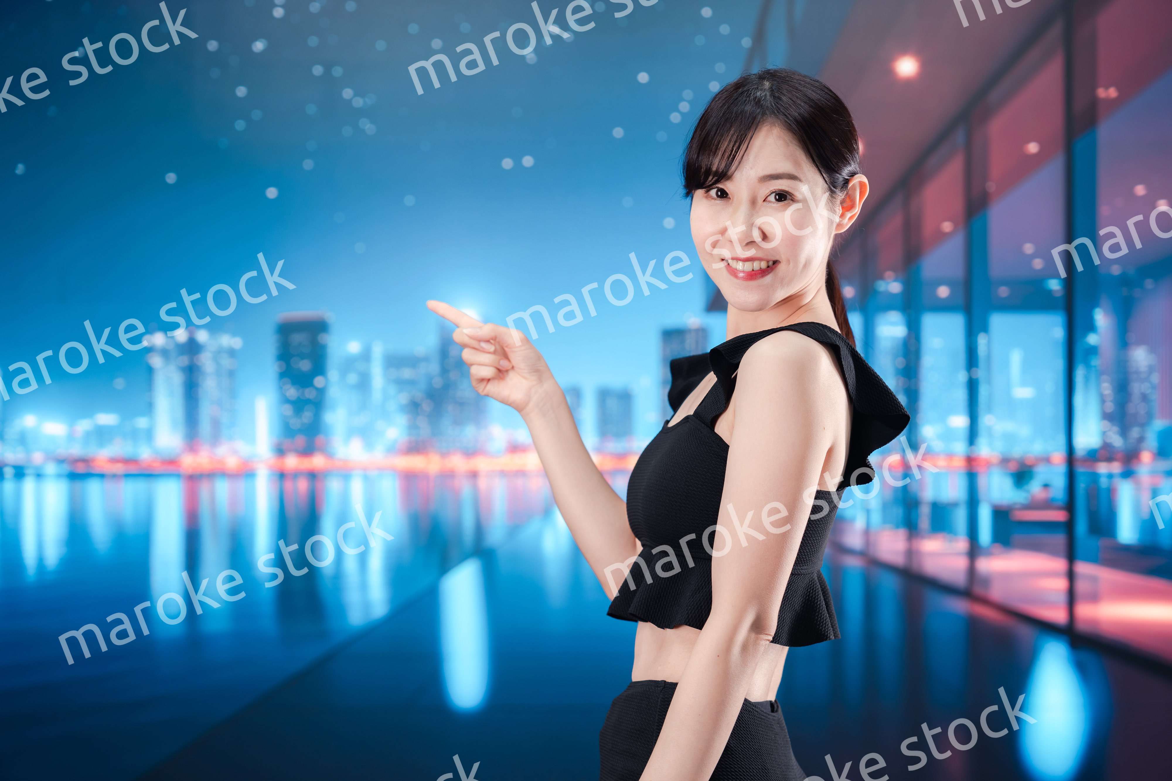 水着で都心のホテルステイを楽しむ女性