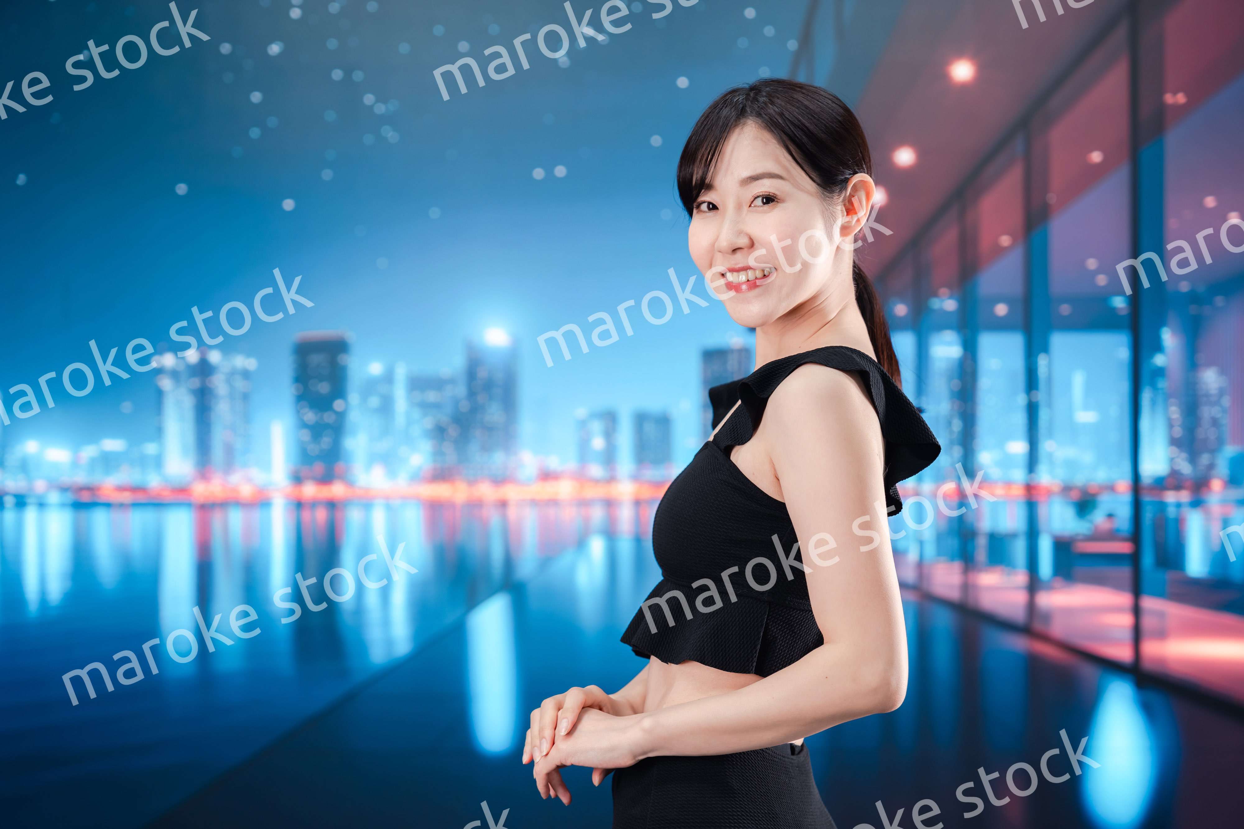 水着で都心のホテルステイを楽しむ女性