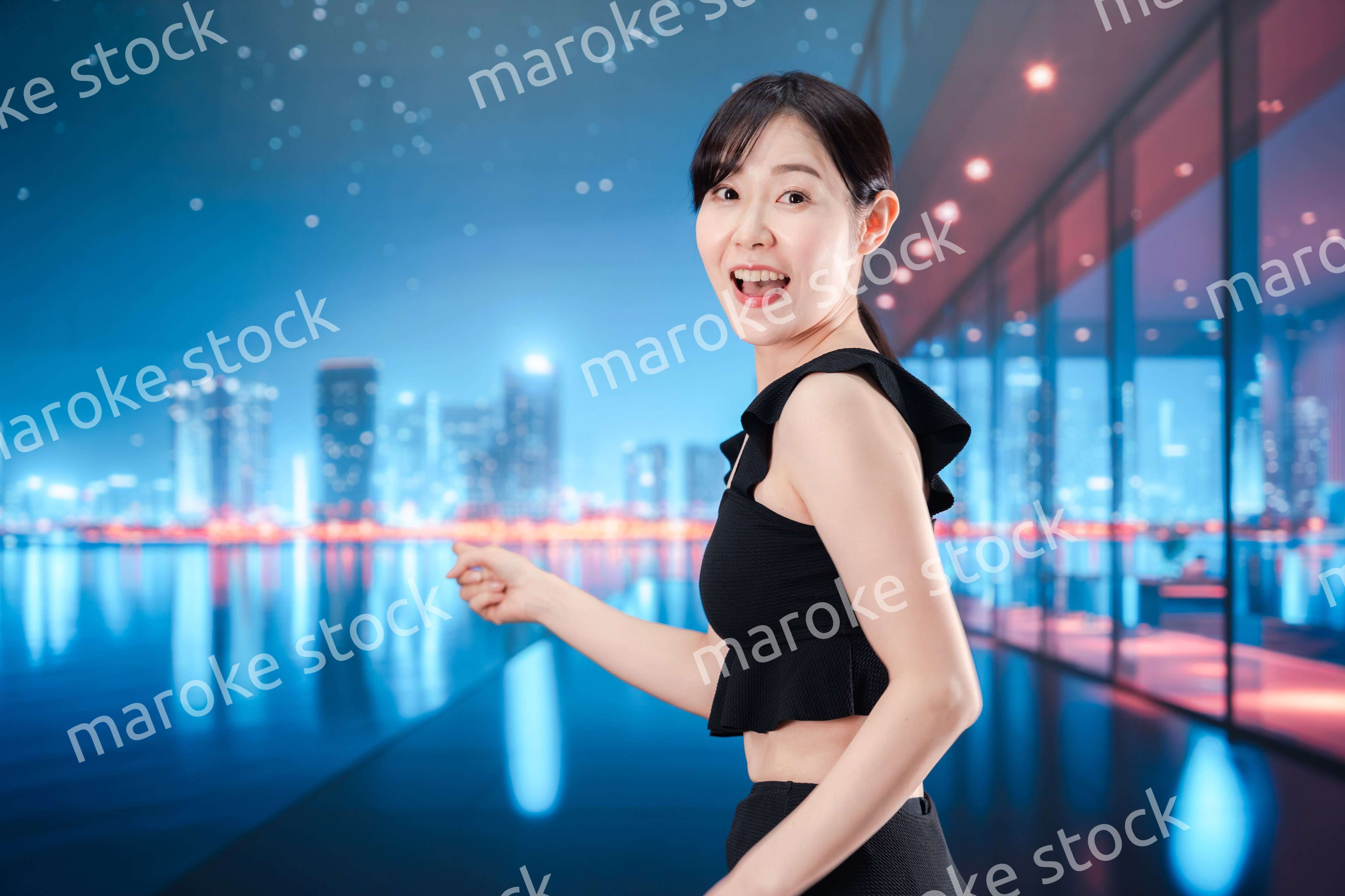 水着で都心のホテルステイを楽しむ女性