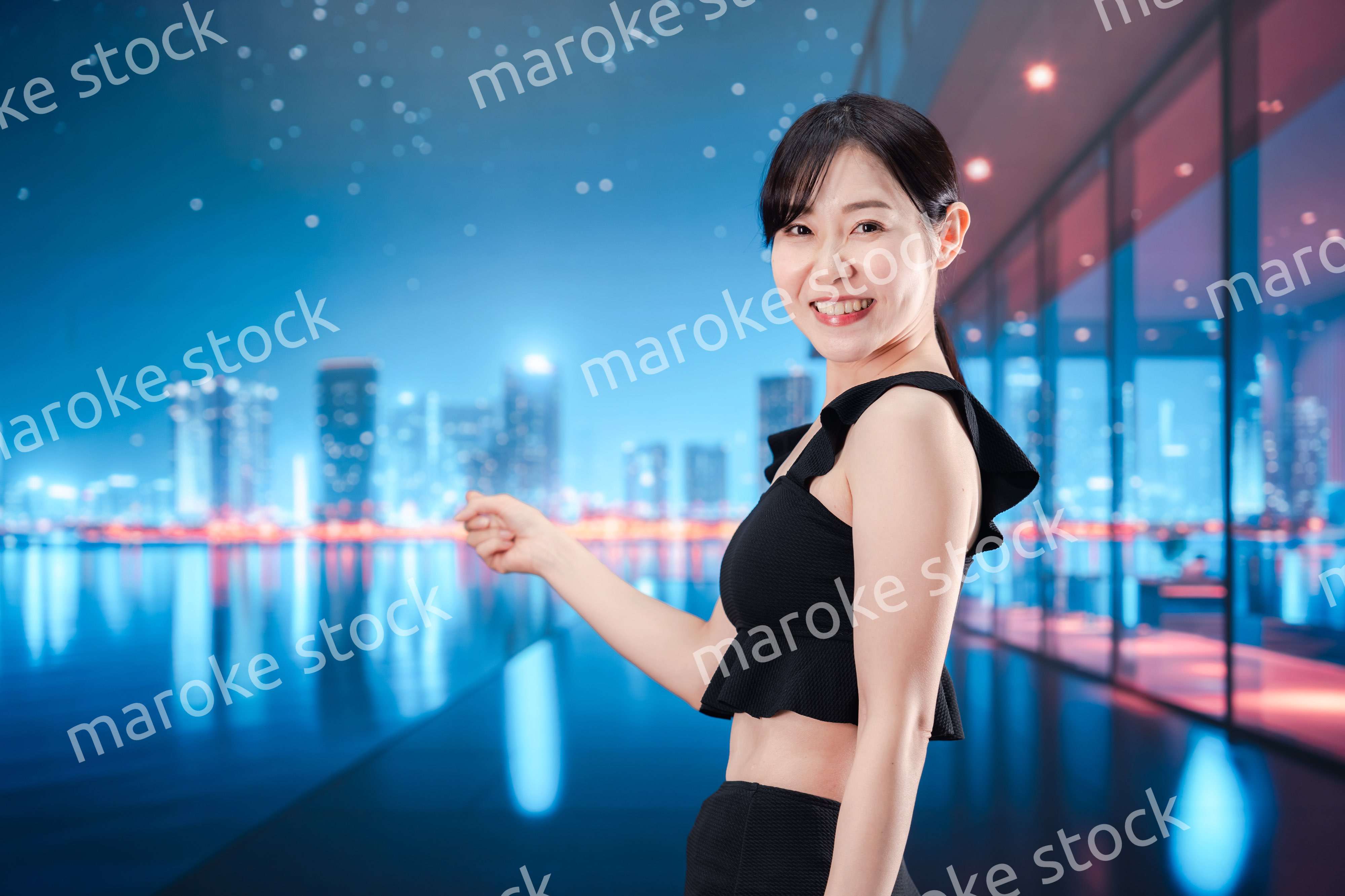 水着で都心のホテルステイを楽しむ女性