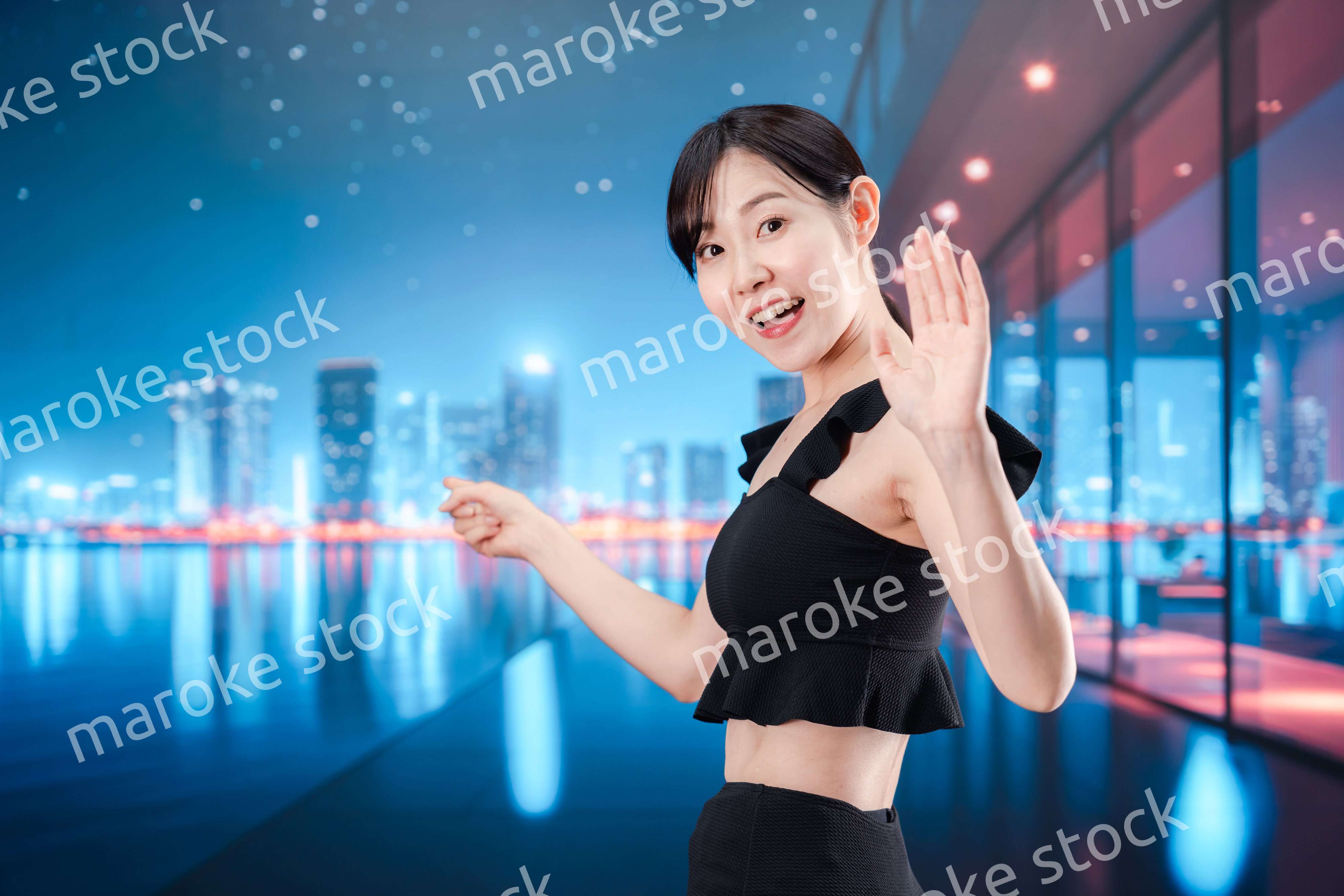 水着で都心のホテルステイを楽しむ女性