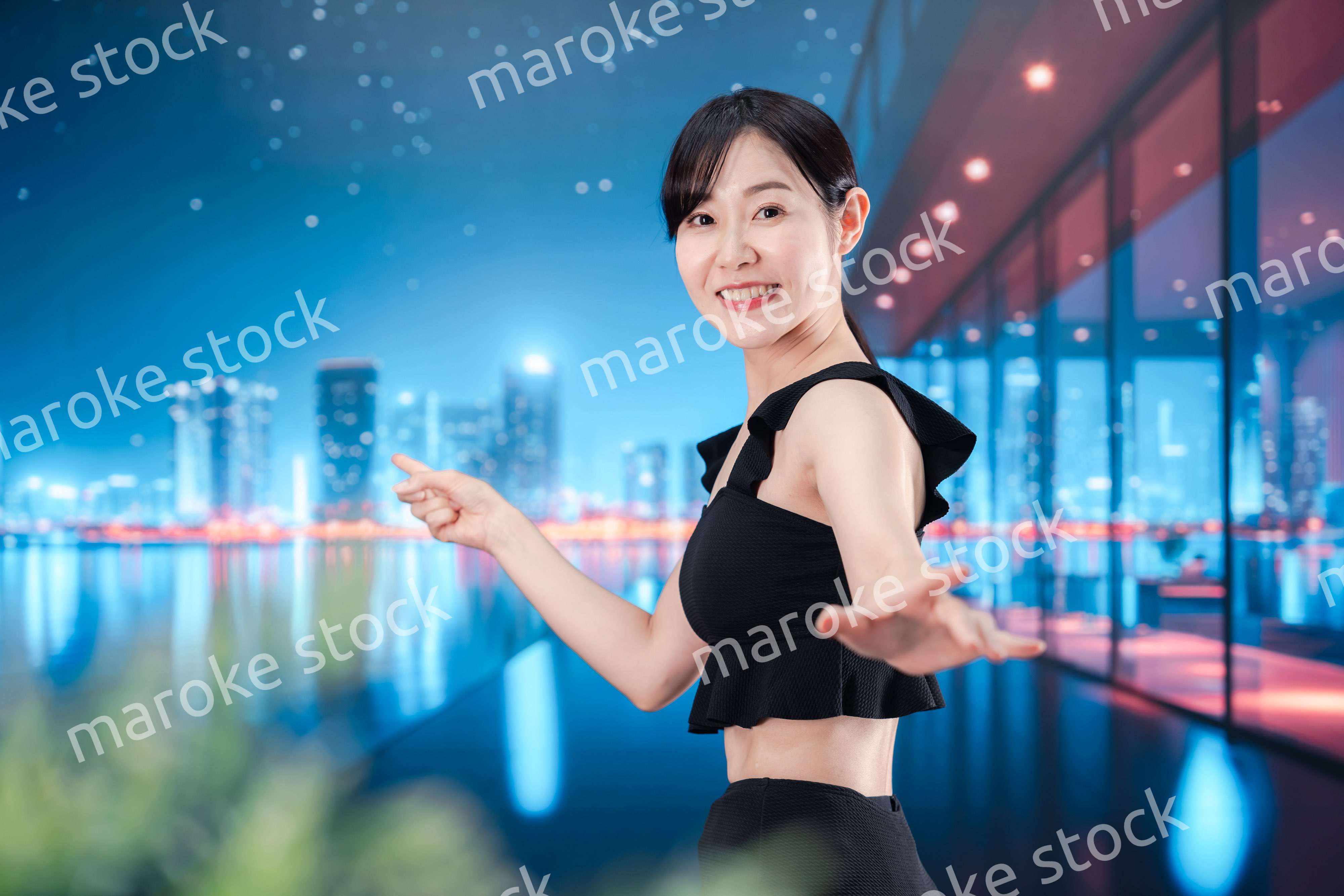 水着で都心のホテルステイを楽しむ女性