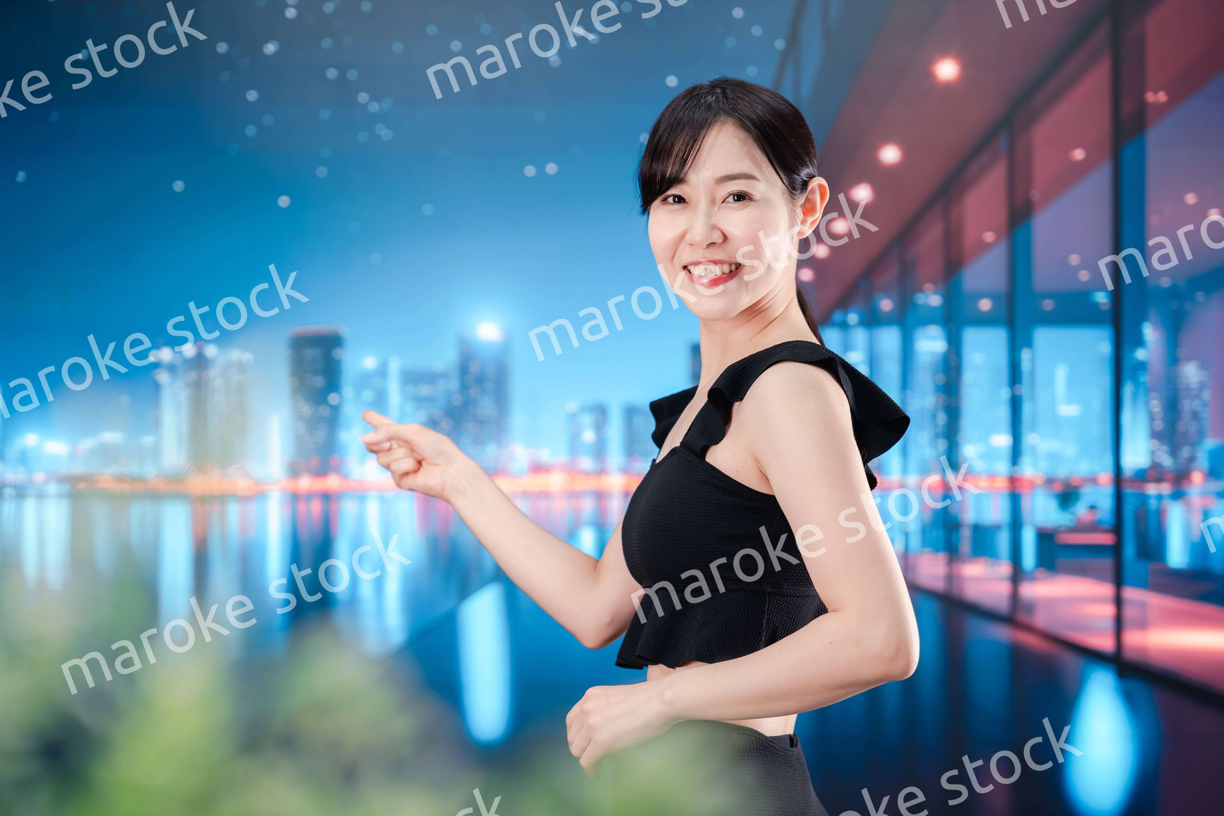 水着で都心のホテルステイを楽しむ女性