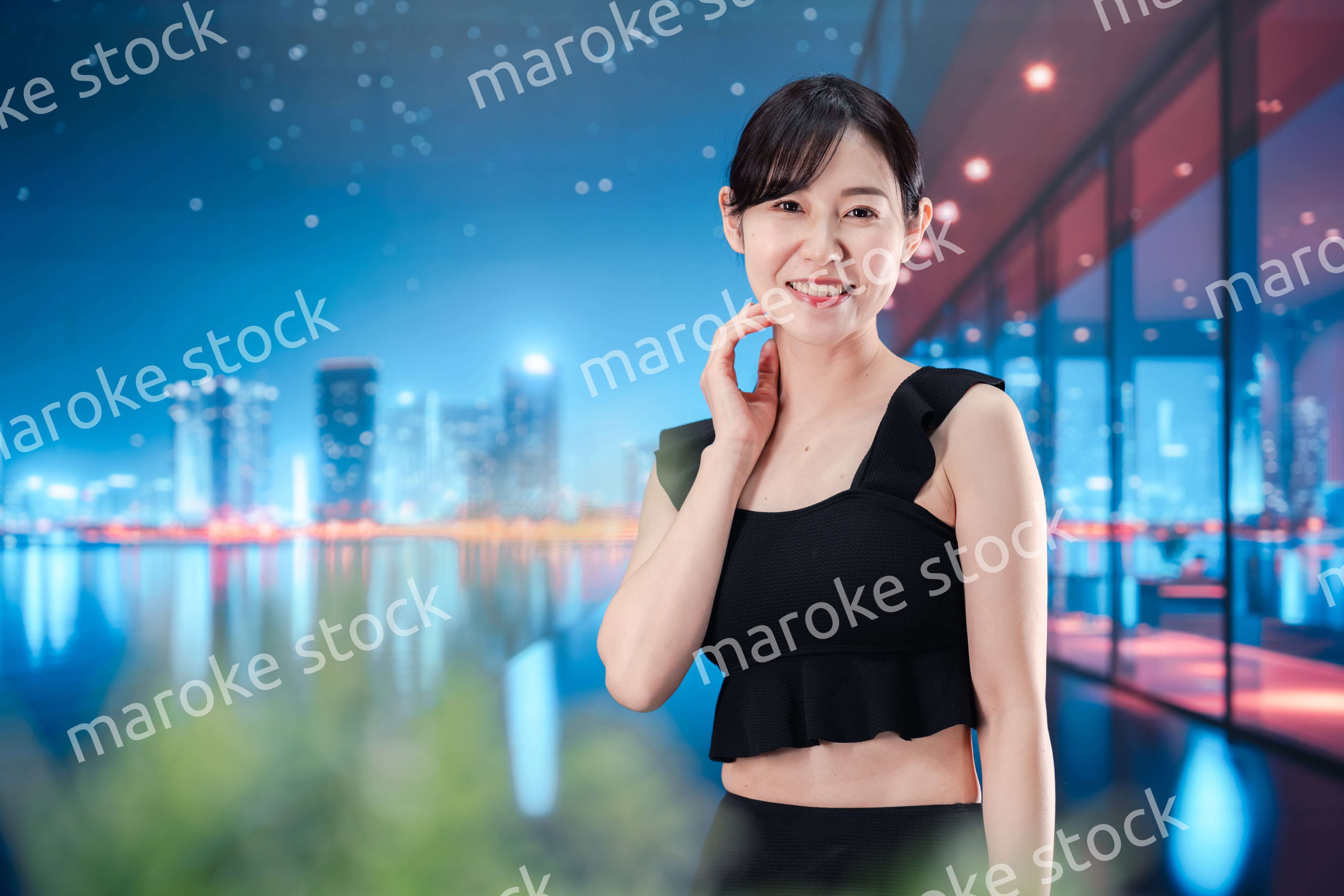 水着で都心のホテルステイを楽しむ女性