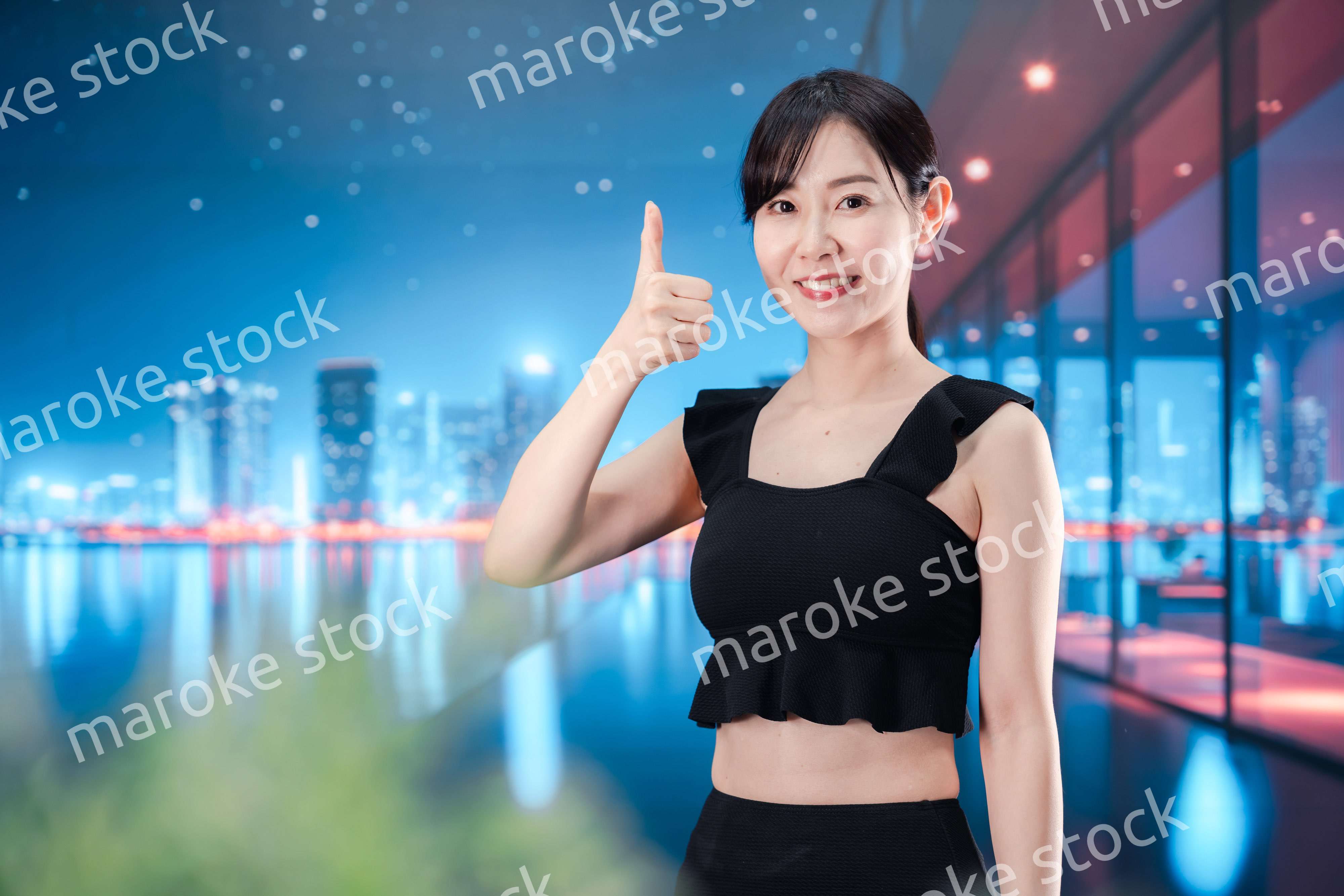 水着で都心のホテルステイを楽しむ女性