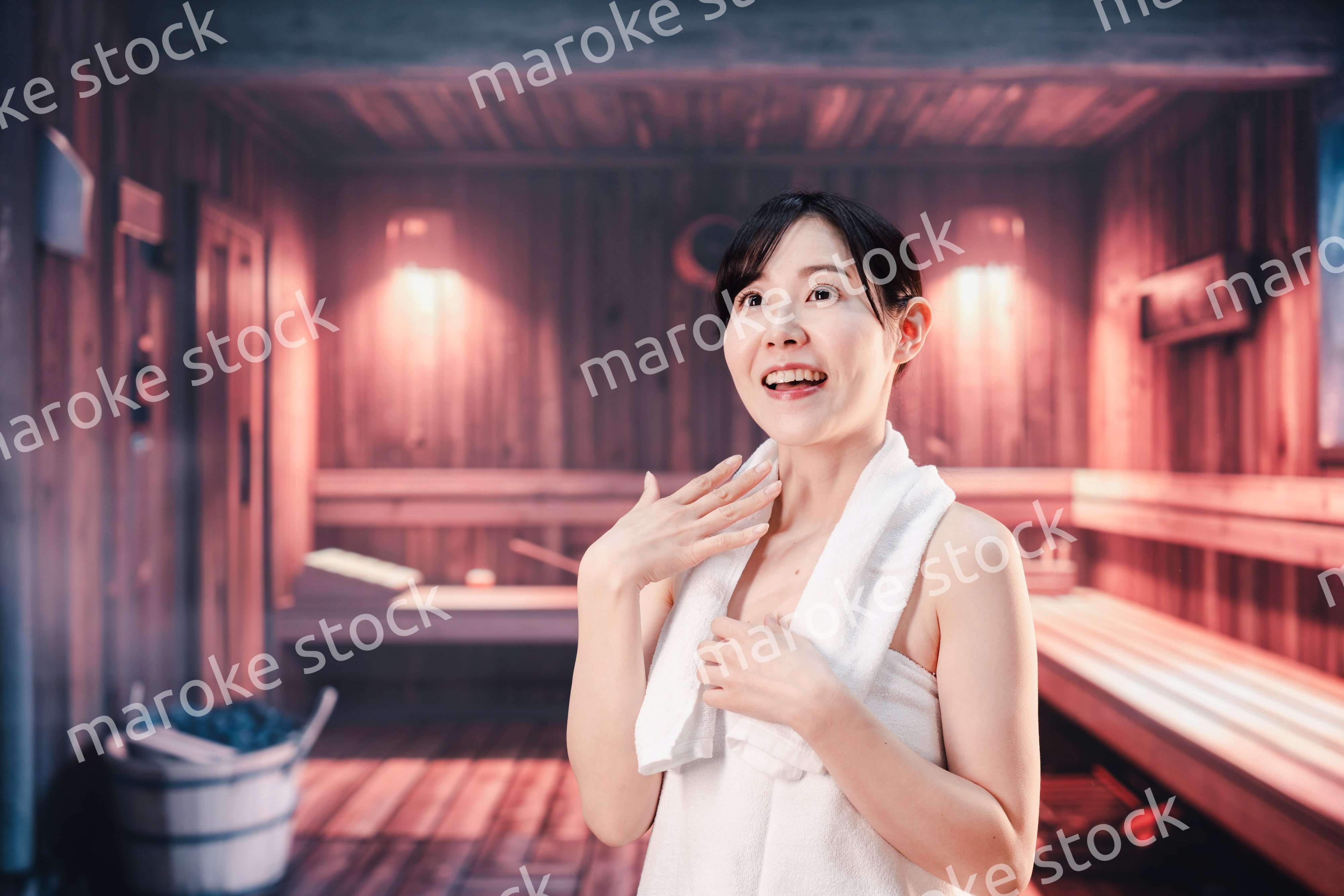 サウナで汗をかく若い女性