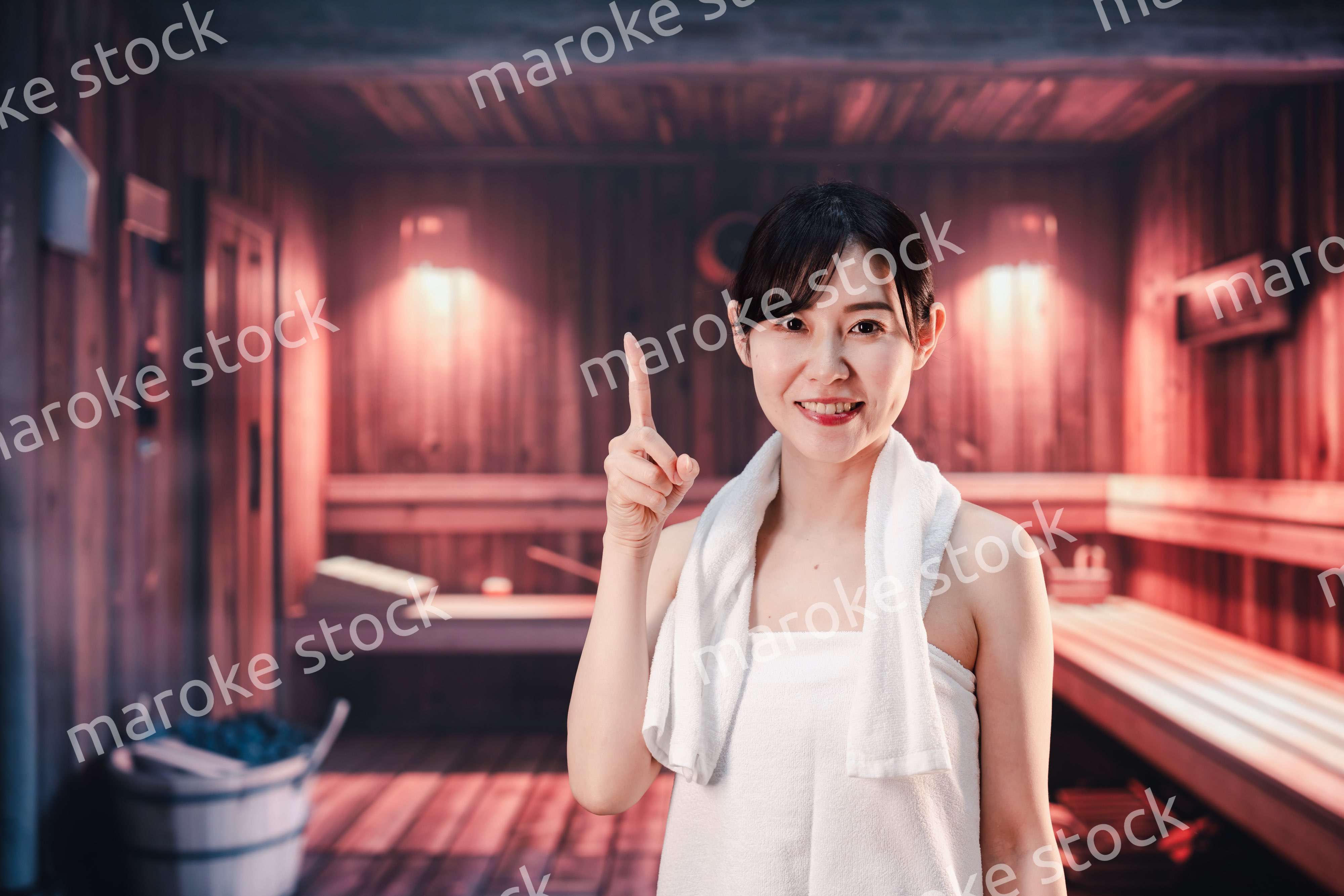 サウナで汗をかく若い女性