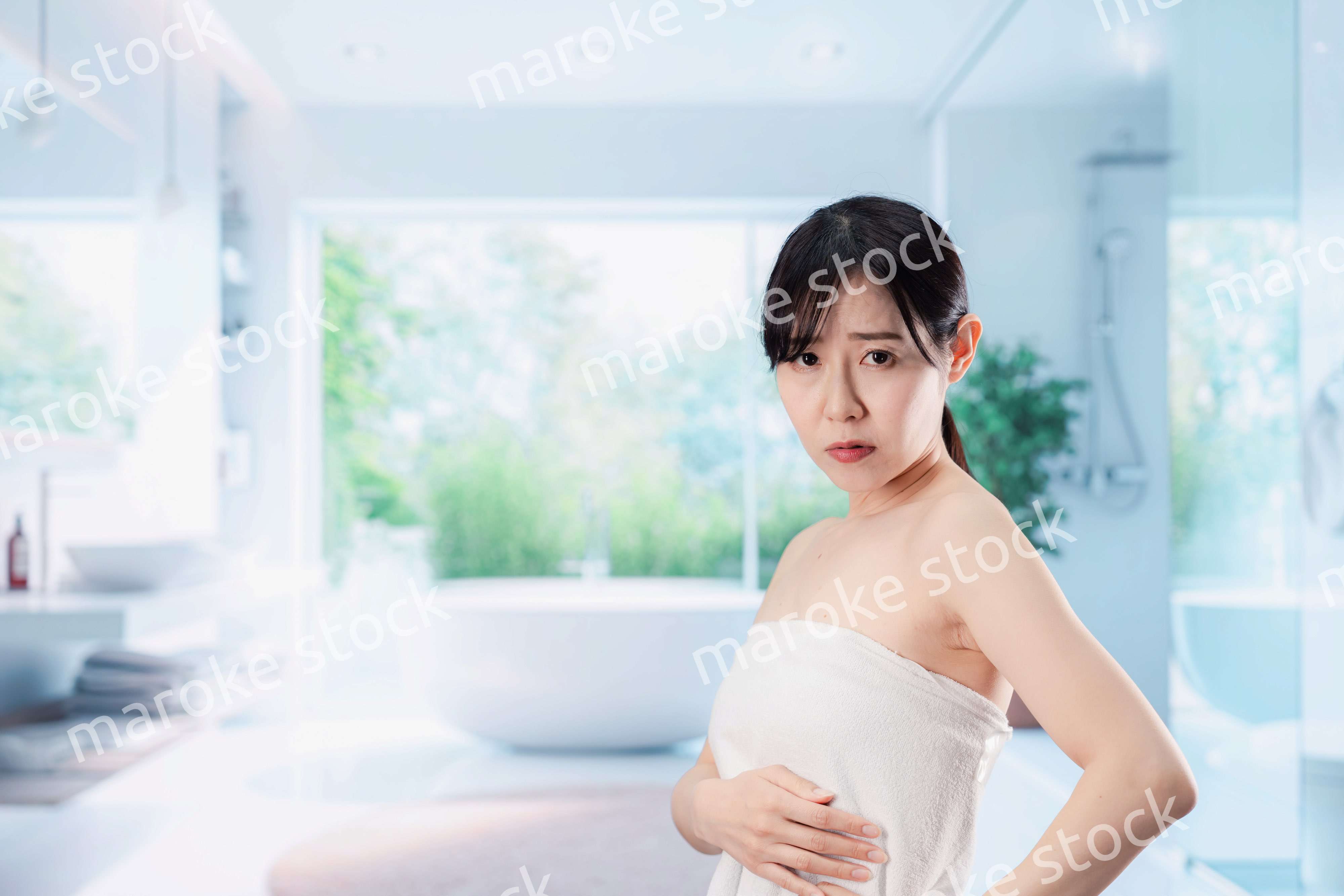 自分の体型に不満な気持ちを持つ若い女性