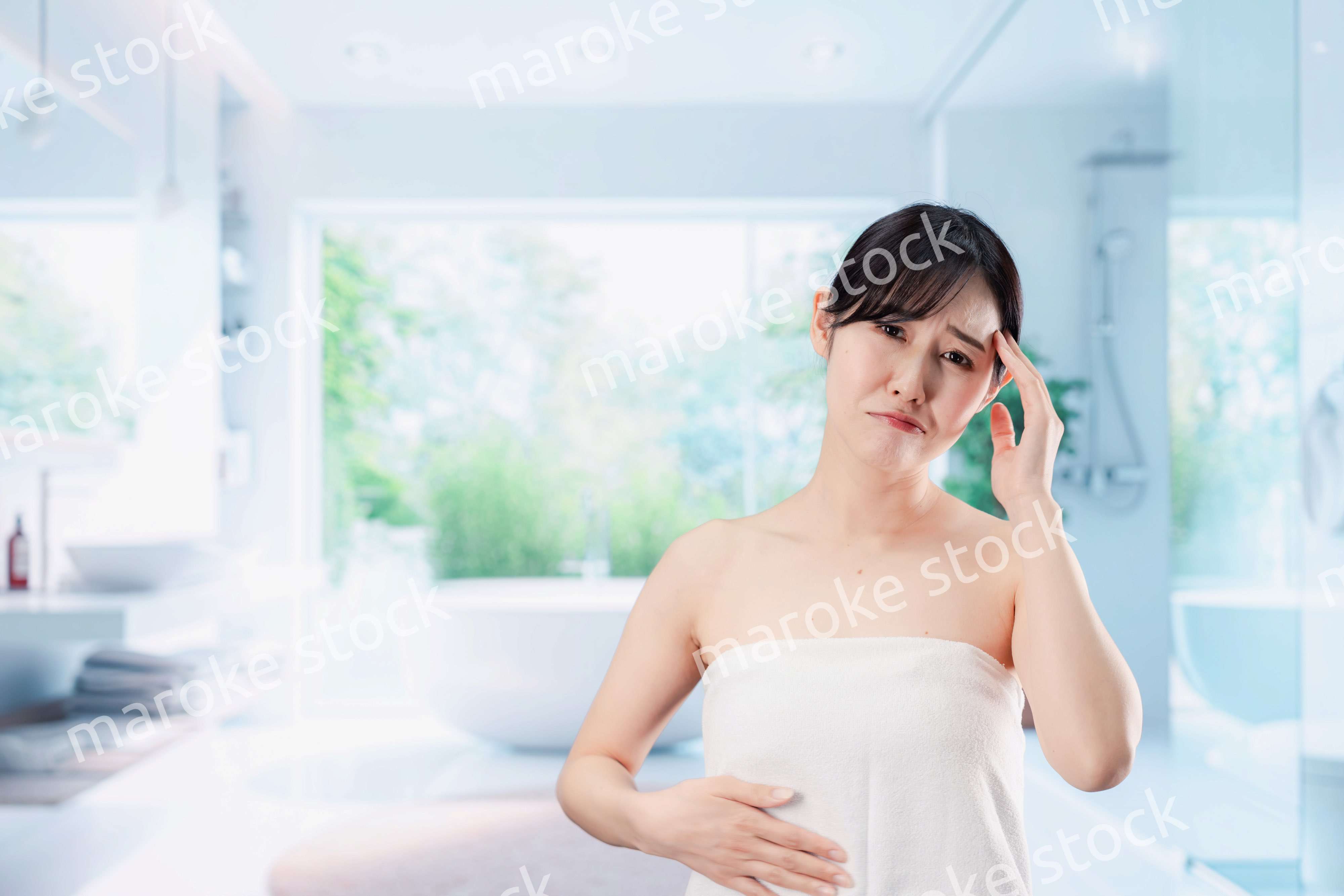 自分の体型に不満な気持ちを持つ若い女性