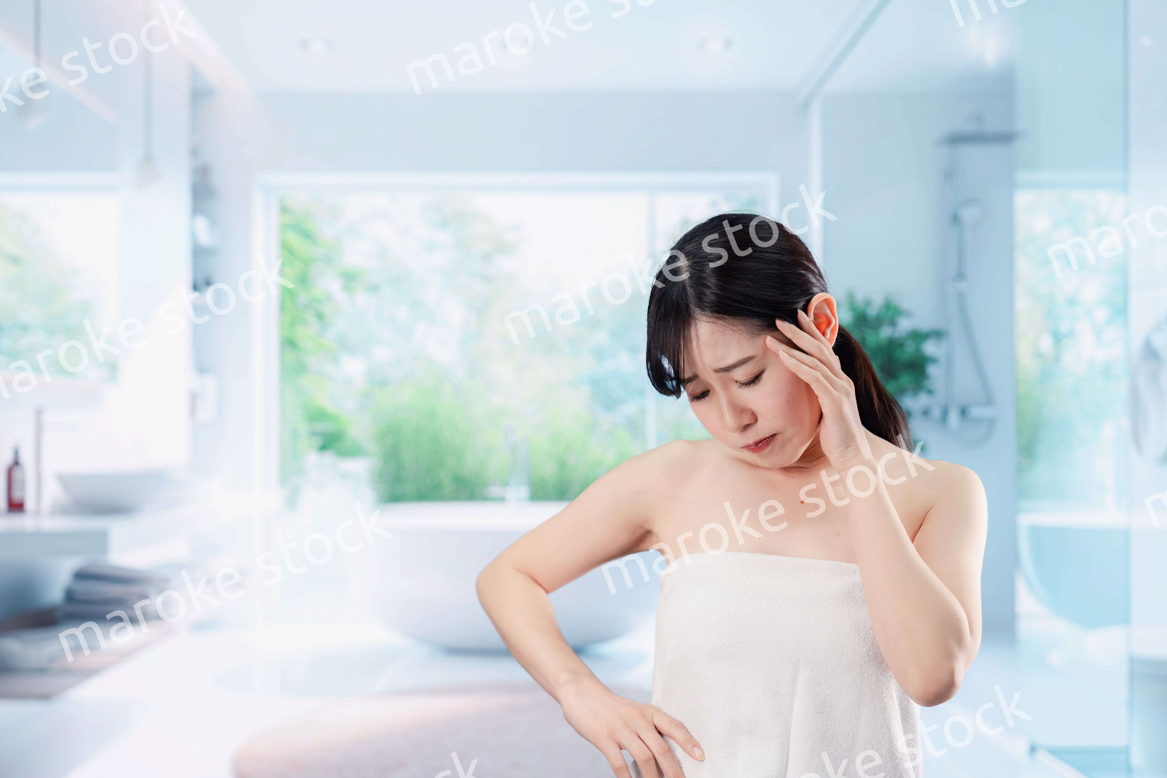 自分の体型に不満な気持ちを持つ若い女性