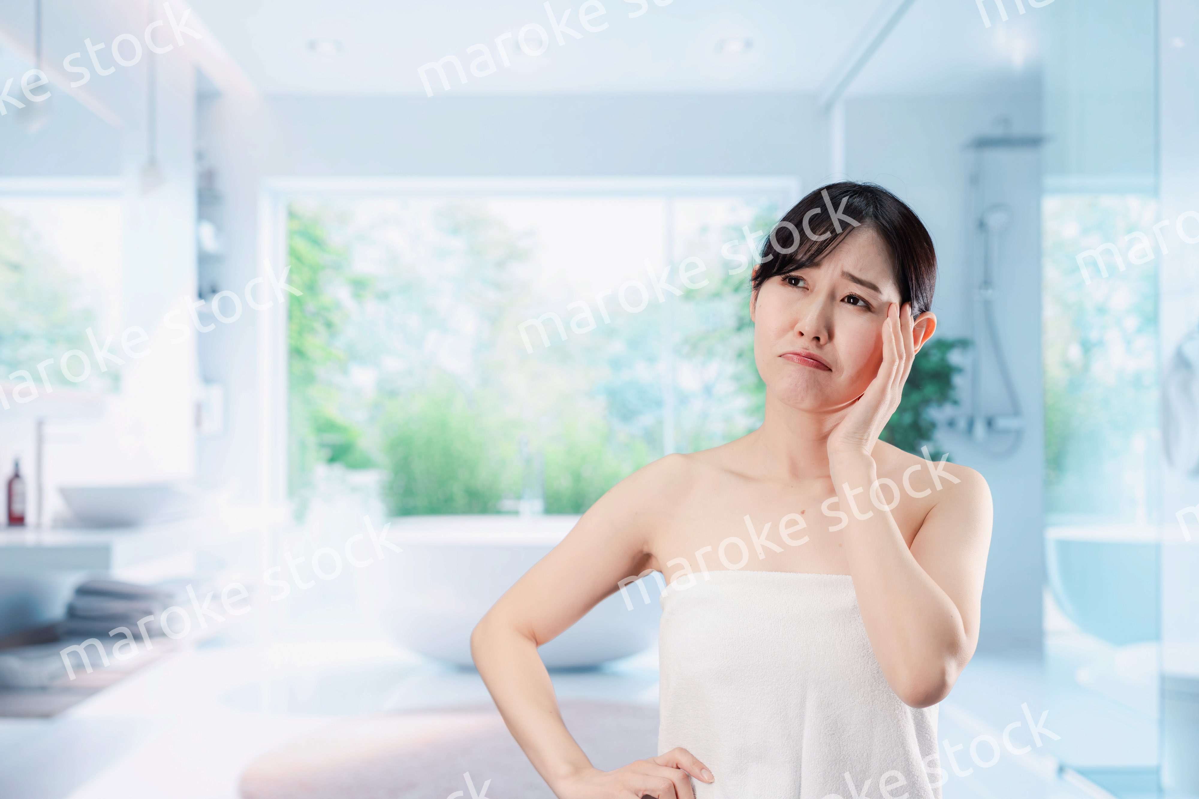 自分の体型に不満な気持ちを持つ若い女性