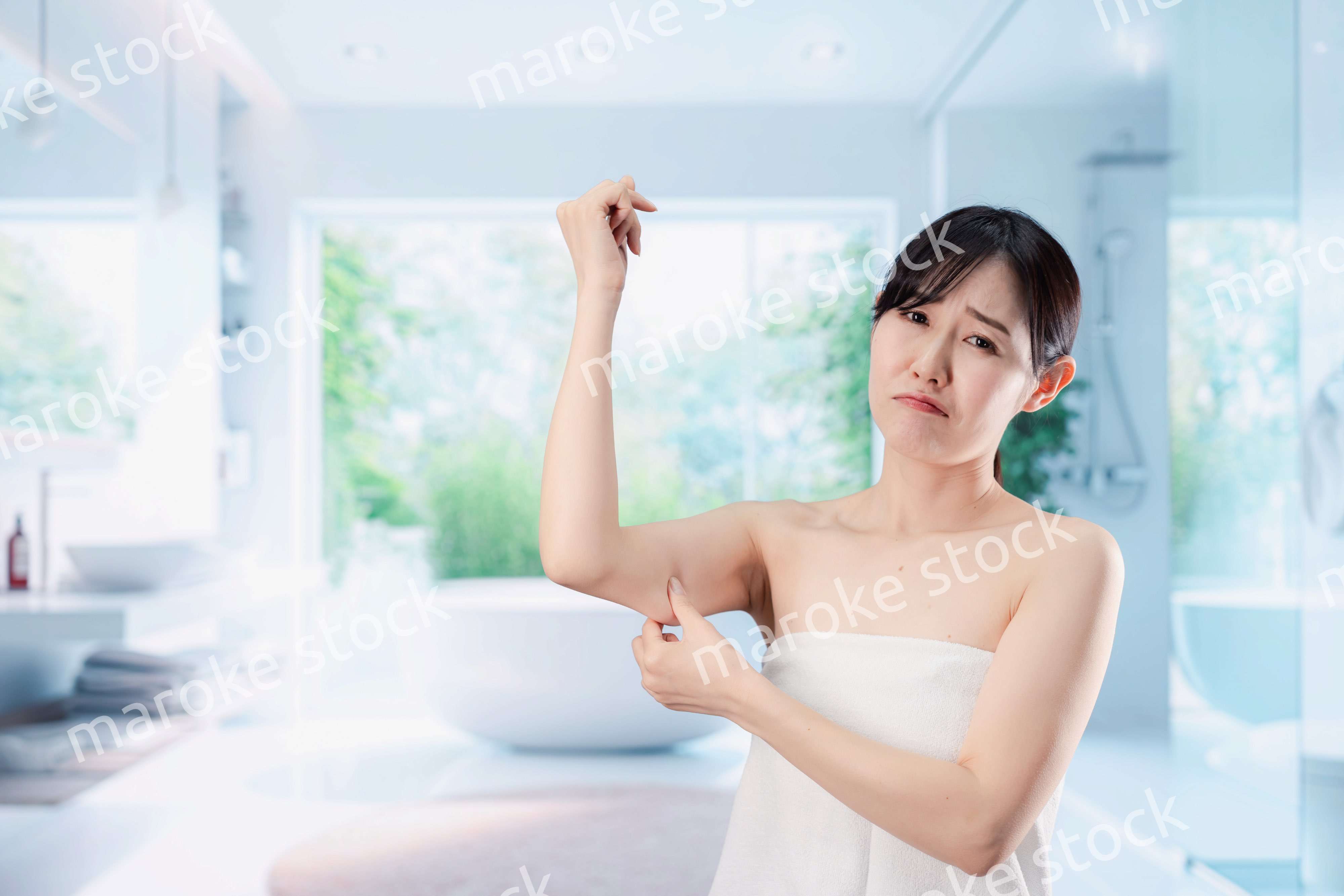 自分の体型に不満な気持ちを持つ若い女性