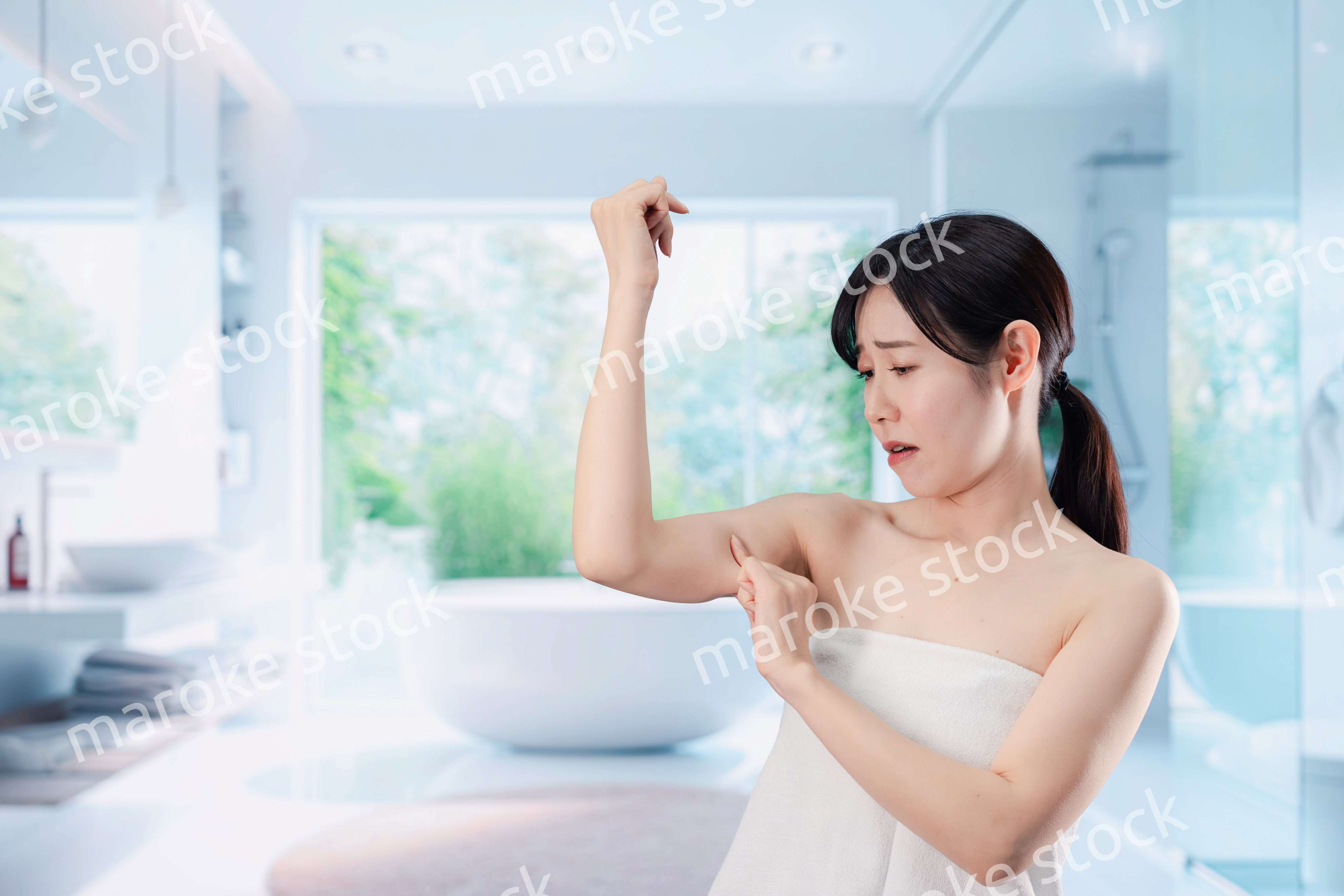 自分の体型に不満な気持ちを持つ若い女性