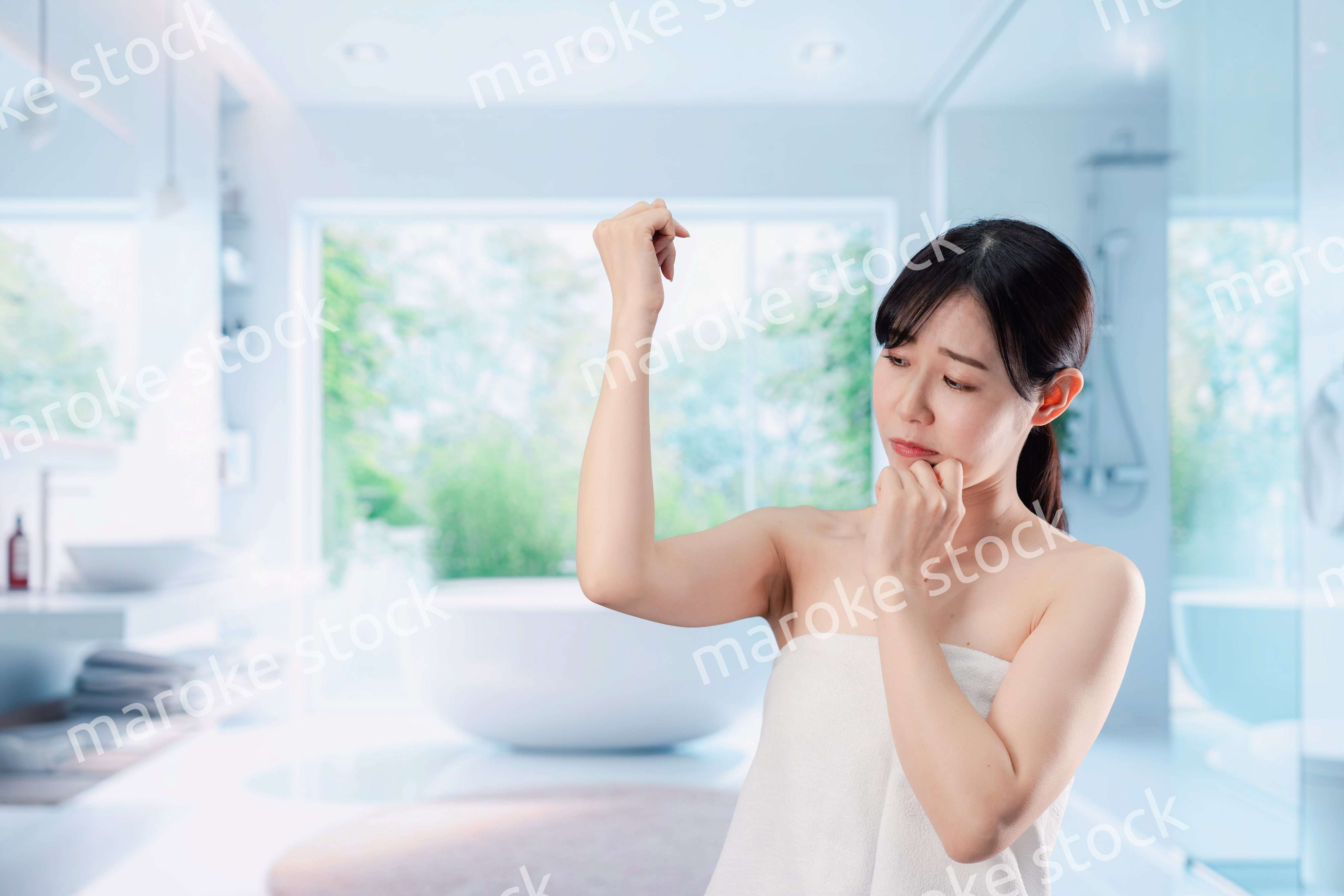 自分の体型に不満な気持ちを持つ若い女性