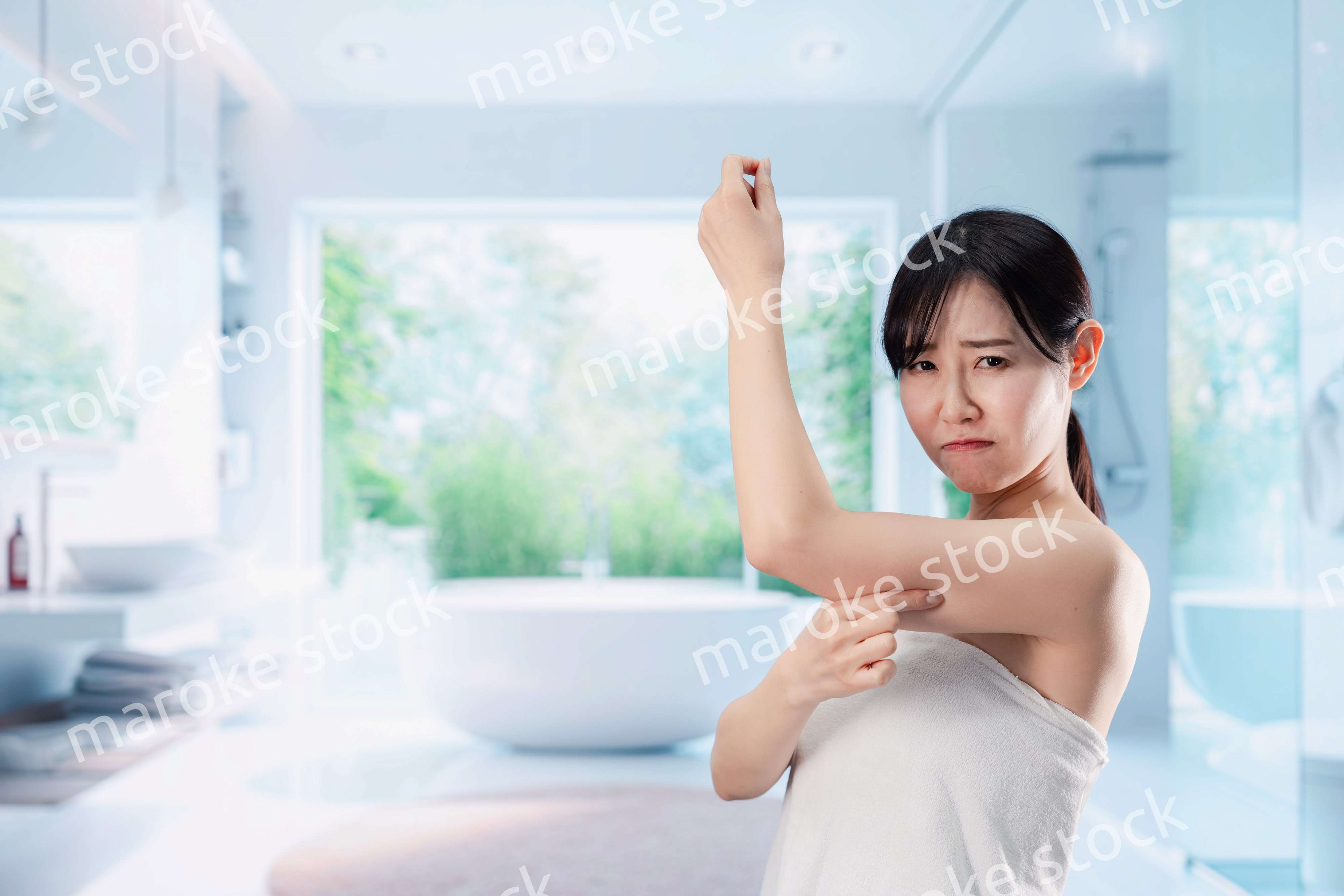 自分の体型に不満な気持ちを持つ若い女性