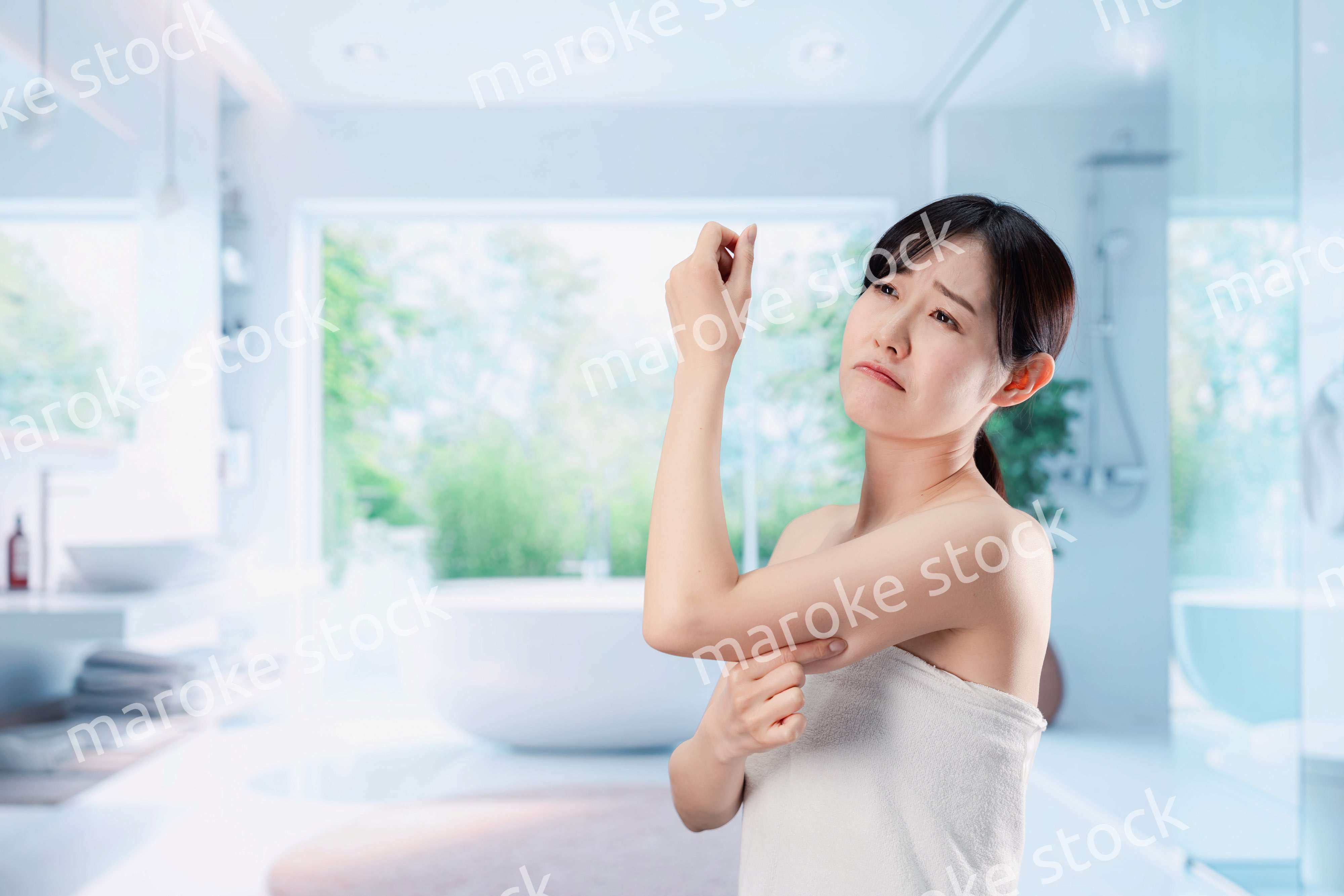 自分の体型に不満な気持ちを持つ若い女性