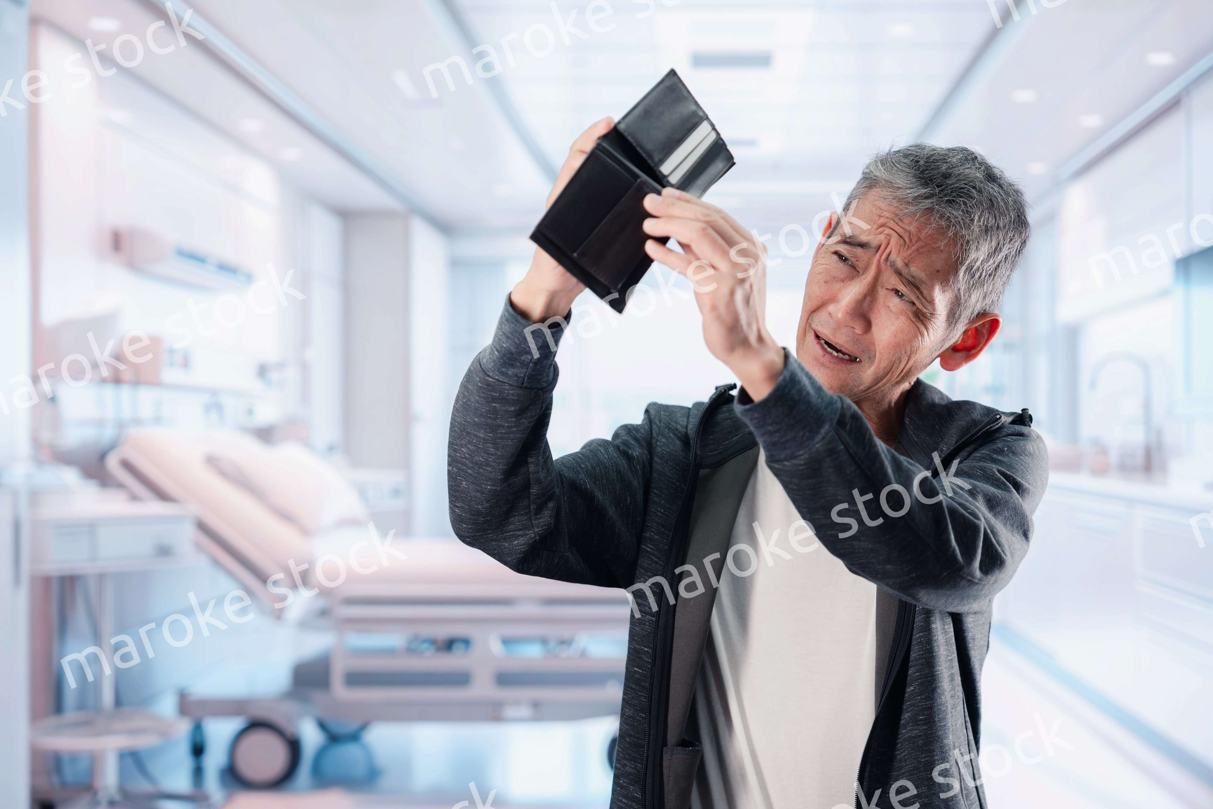 医療費に苦しむ高齢の男性