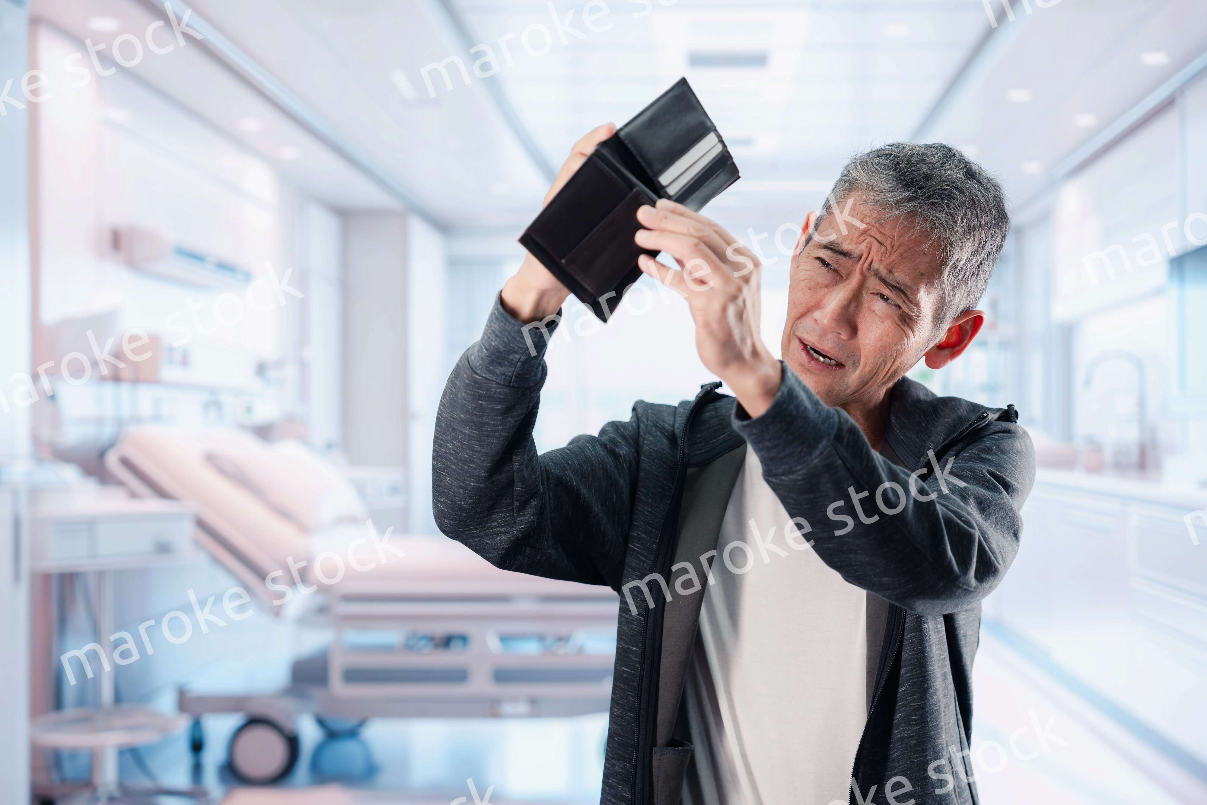 医療費に苦しむ高齢の男性