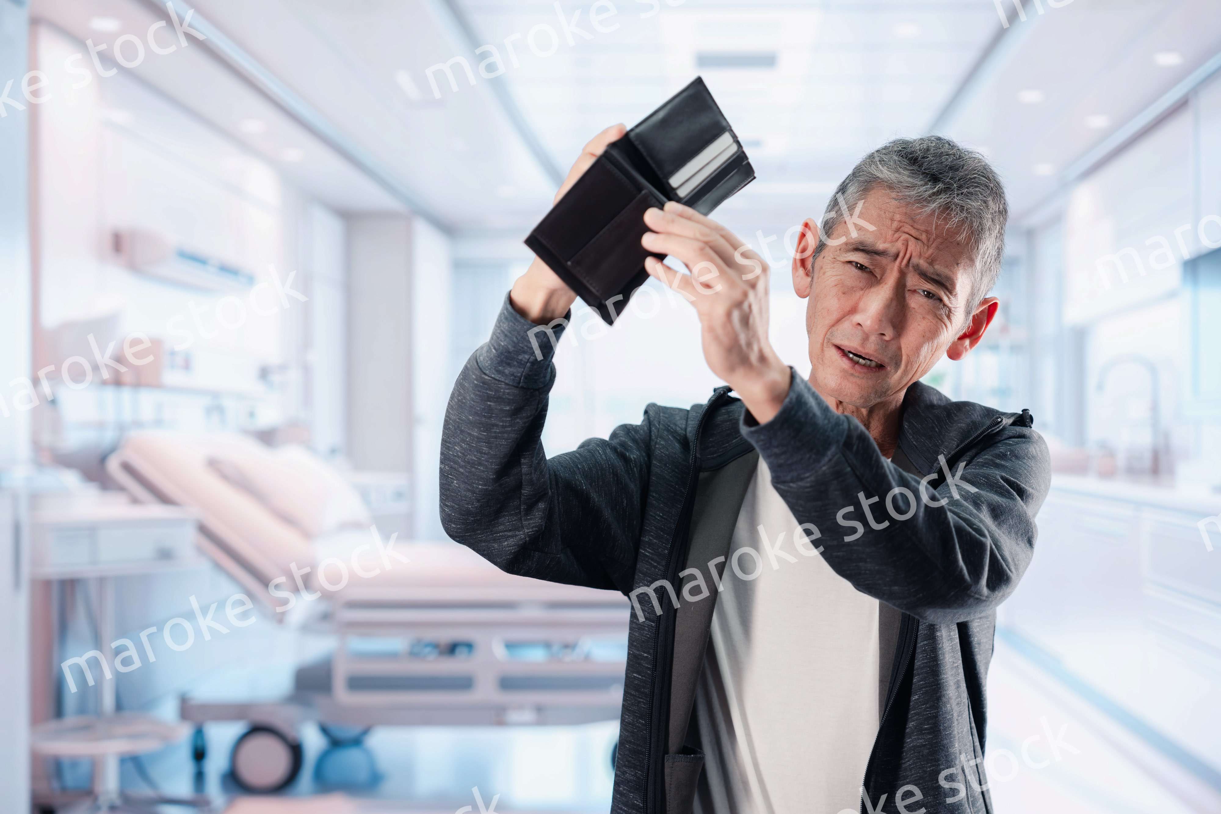 医療費に苦しむ高齢の男性