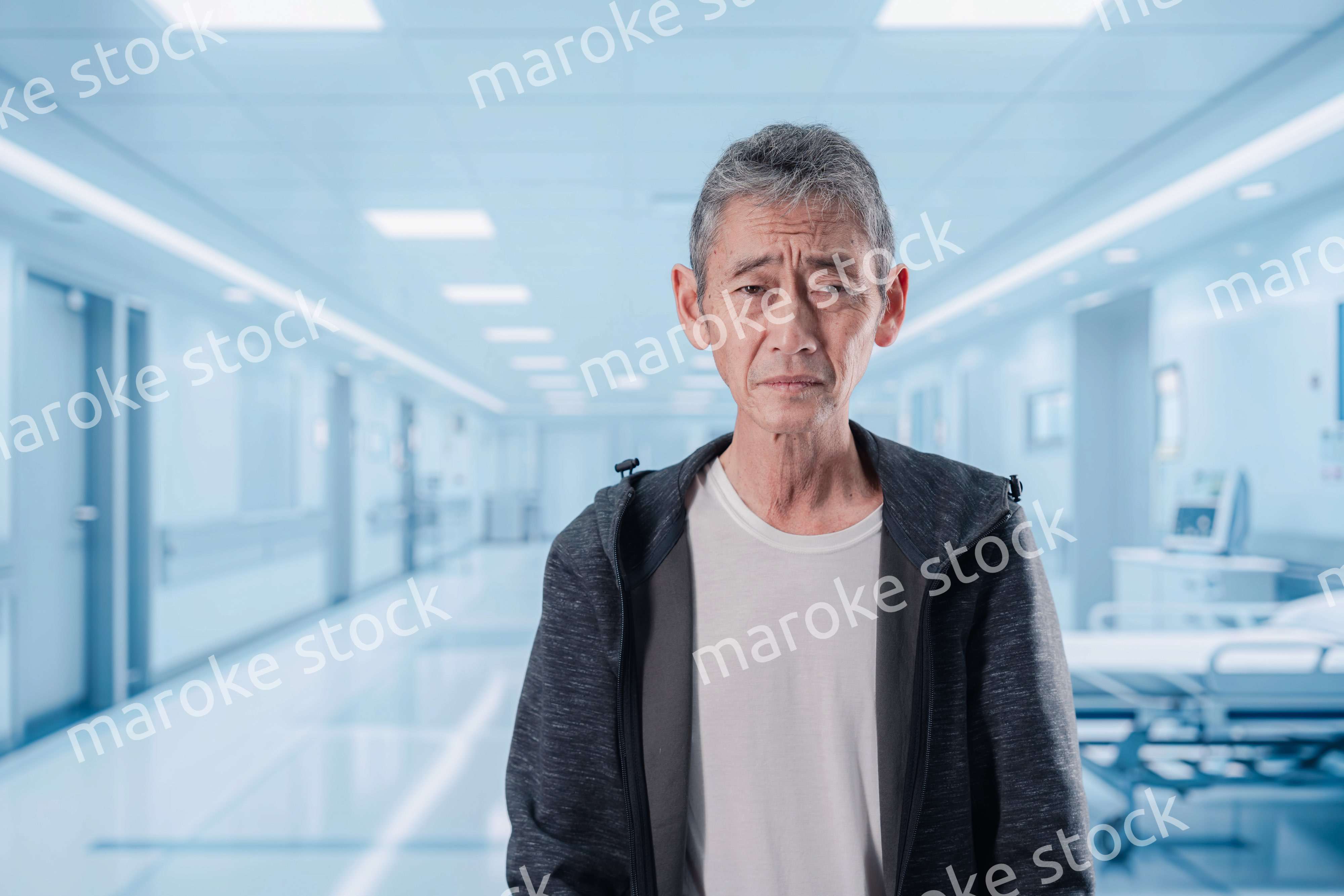 入院中に病院の中を歩く高齢男性