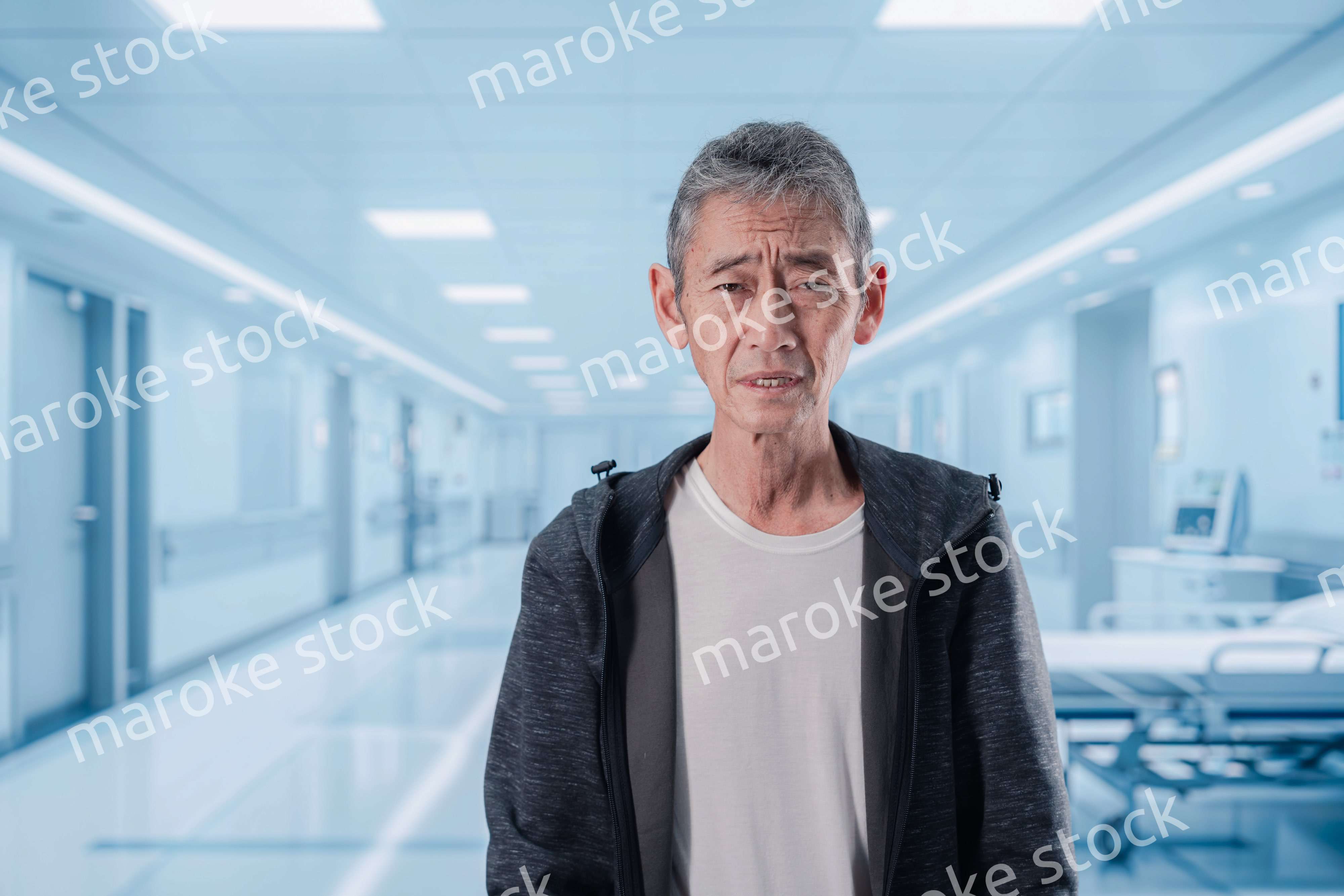 入院中に病院の中を歩く高齢男性