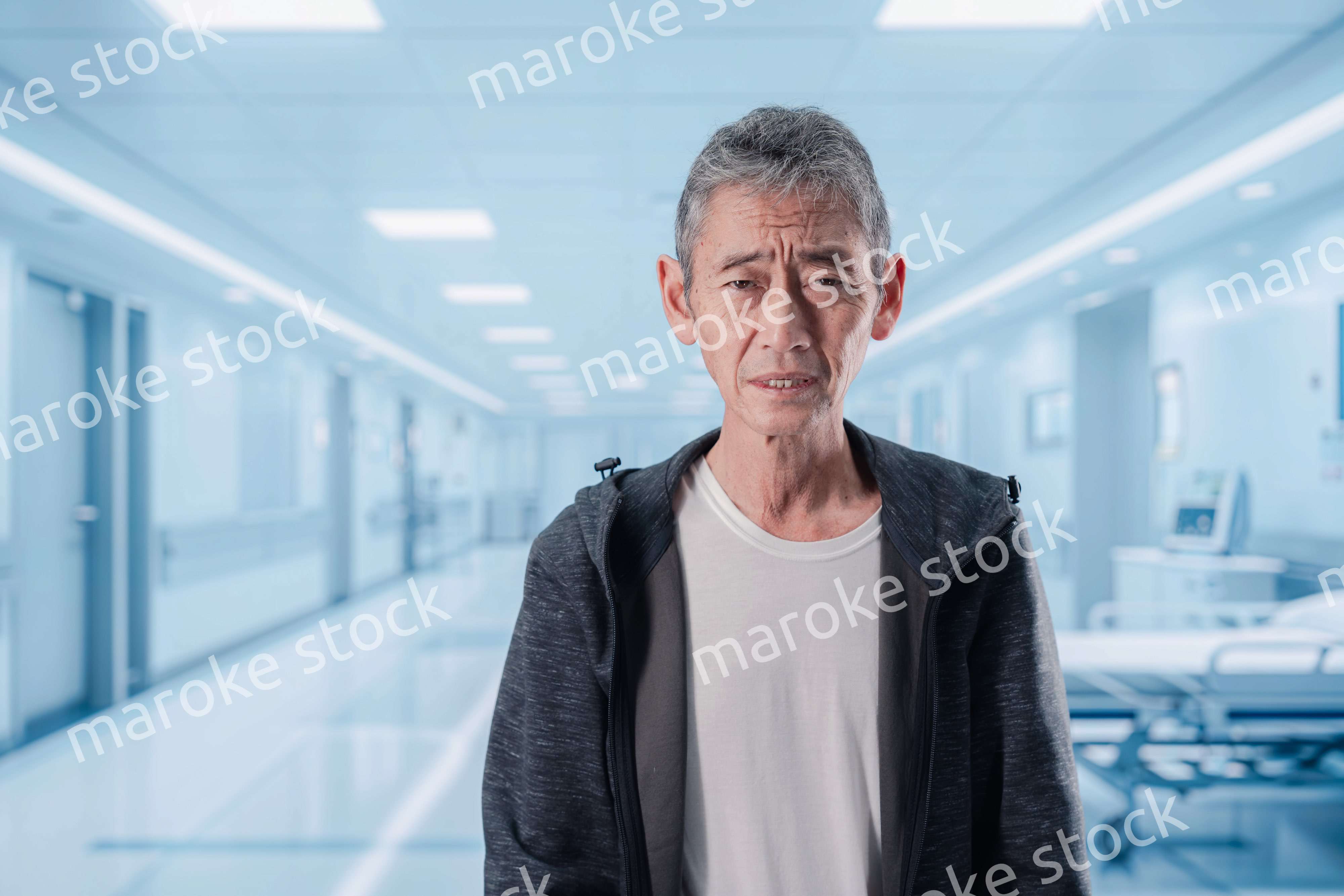 入院中に病院の中を歩く高齢男性