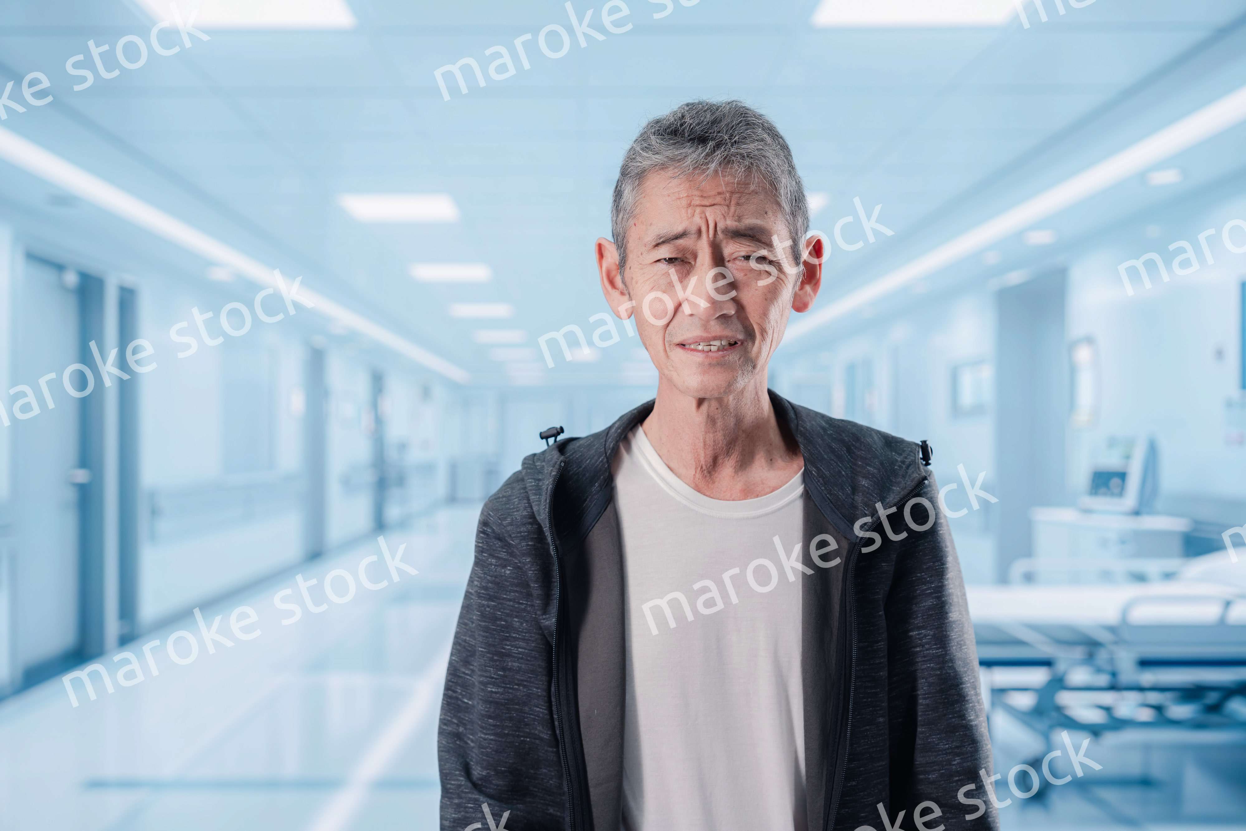 入院中に病院の中を歩く高齢男性