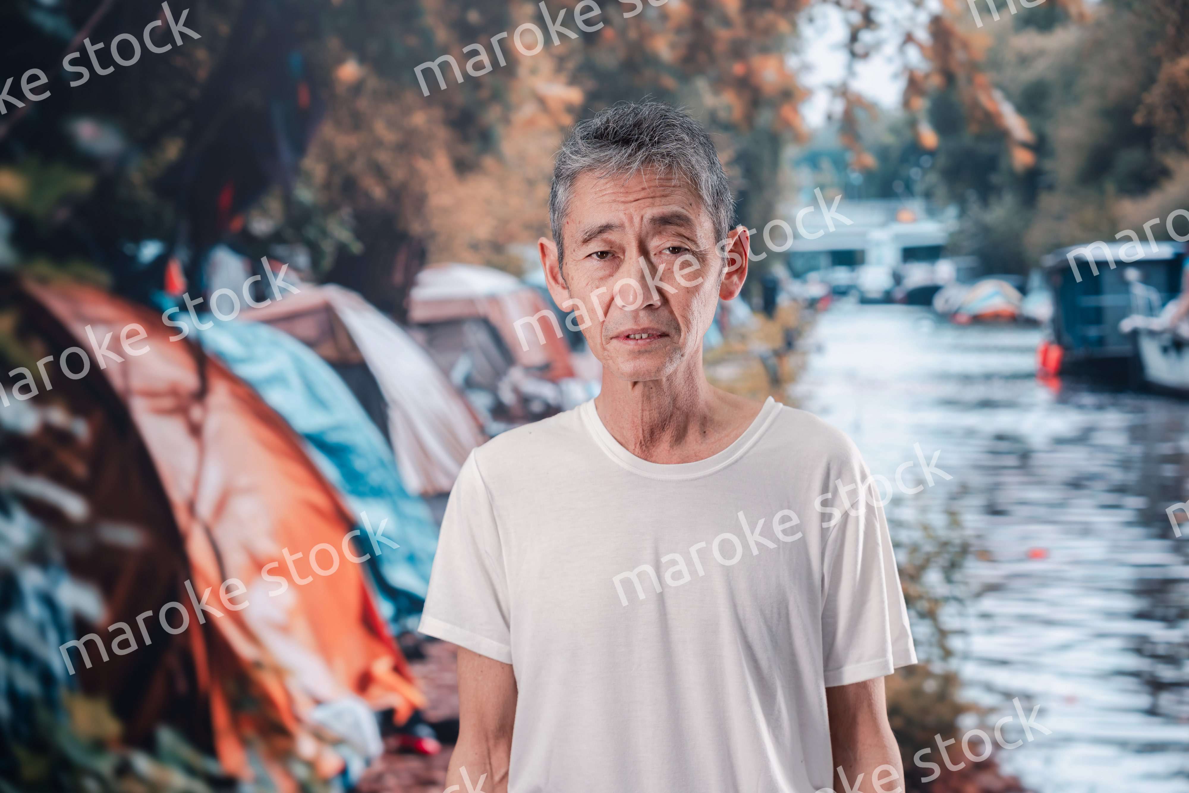 路上生活をするホームレスの男性