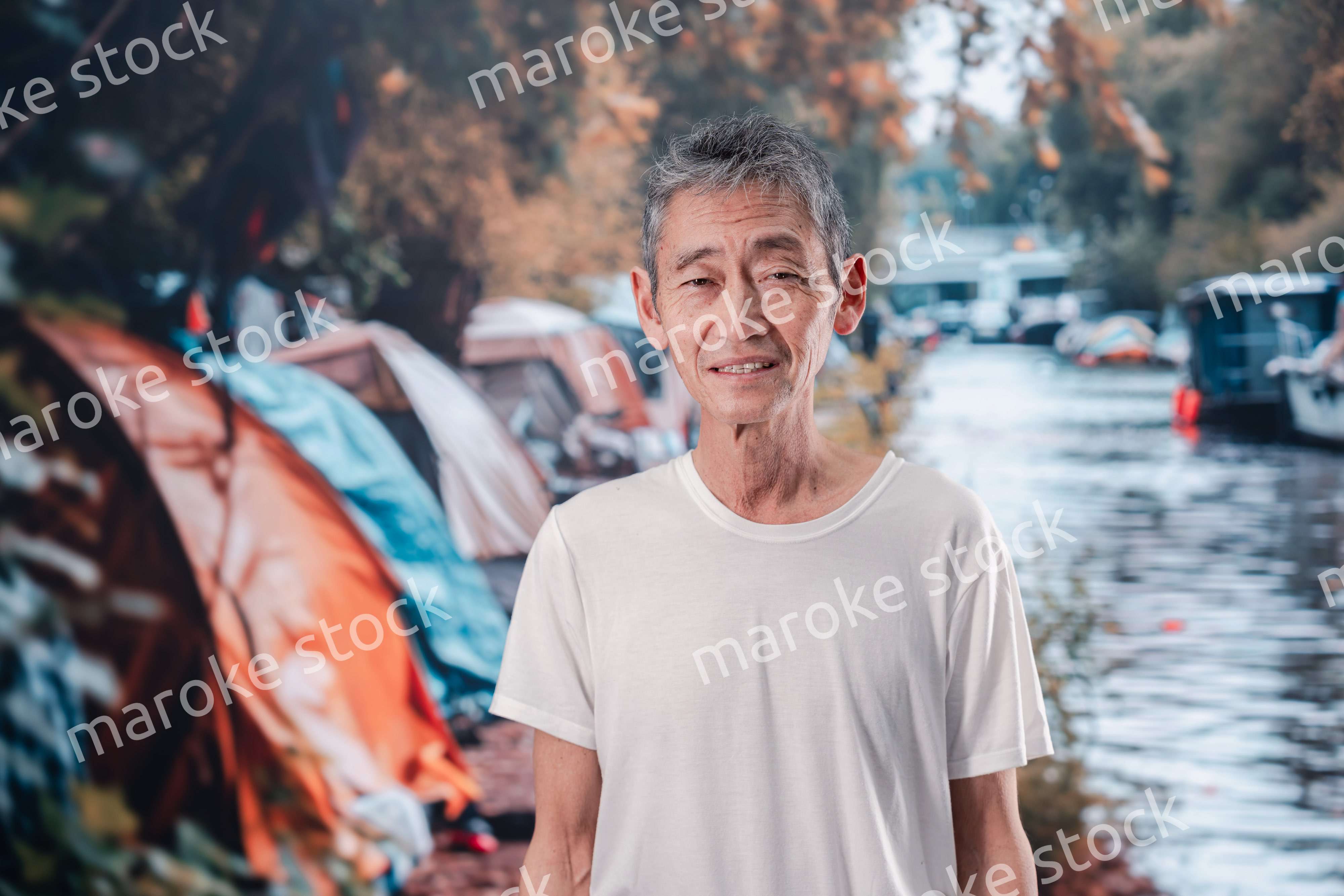 路上生活をするホームレスの男性