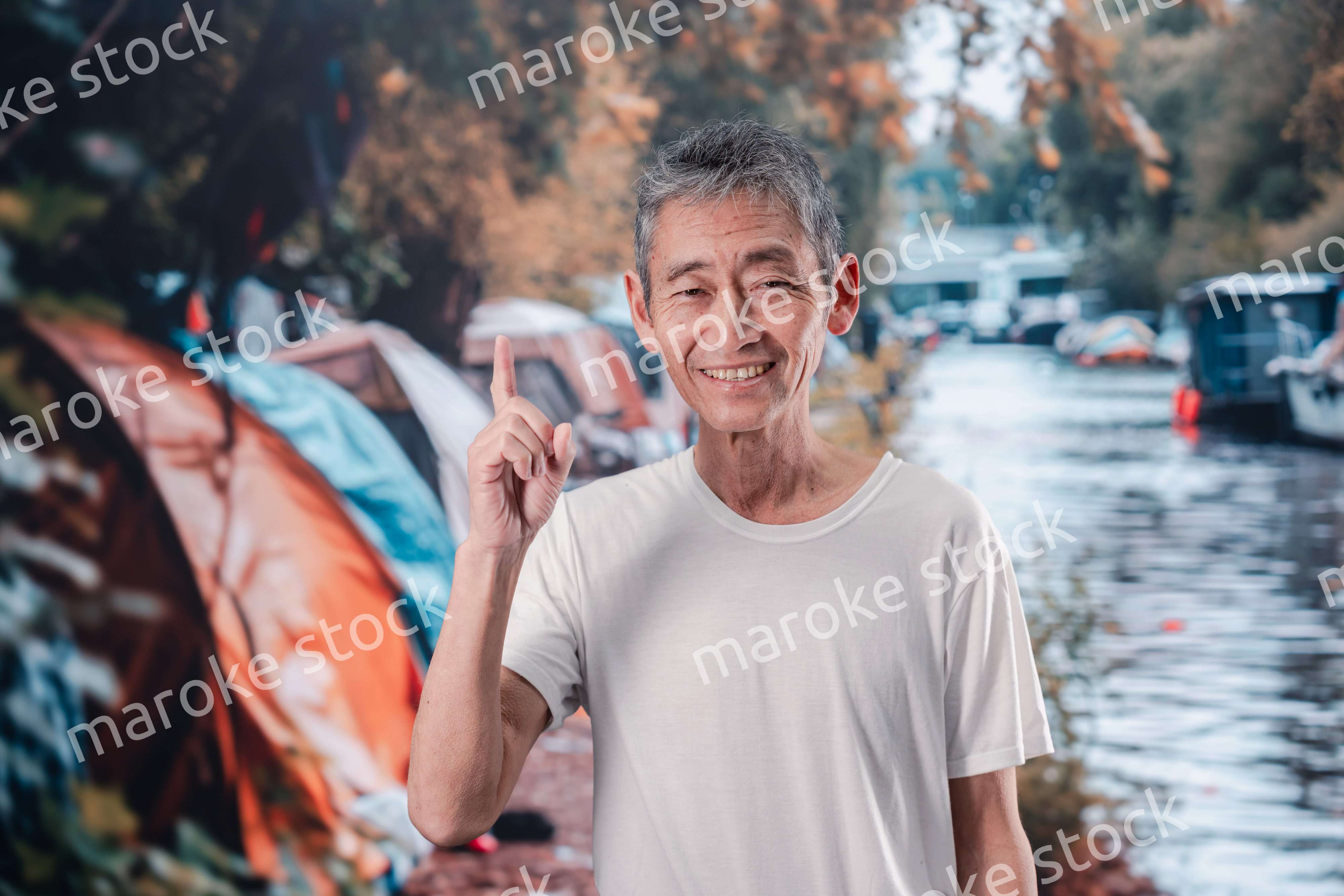 路上生活をするホームレスの男性