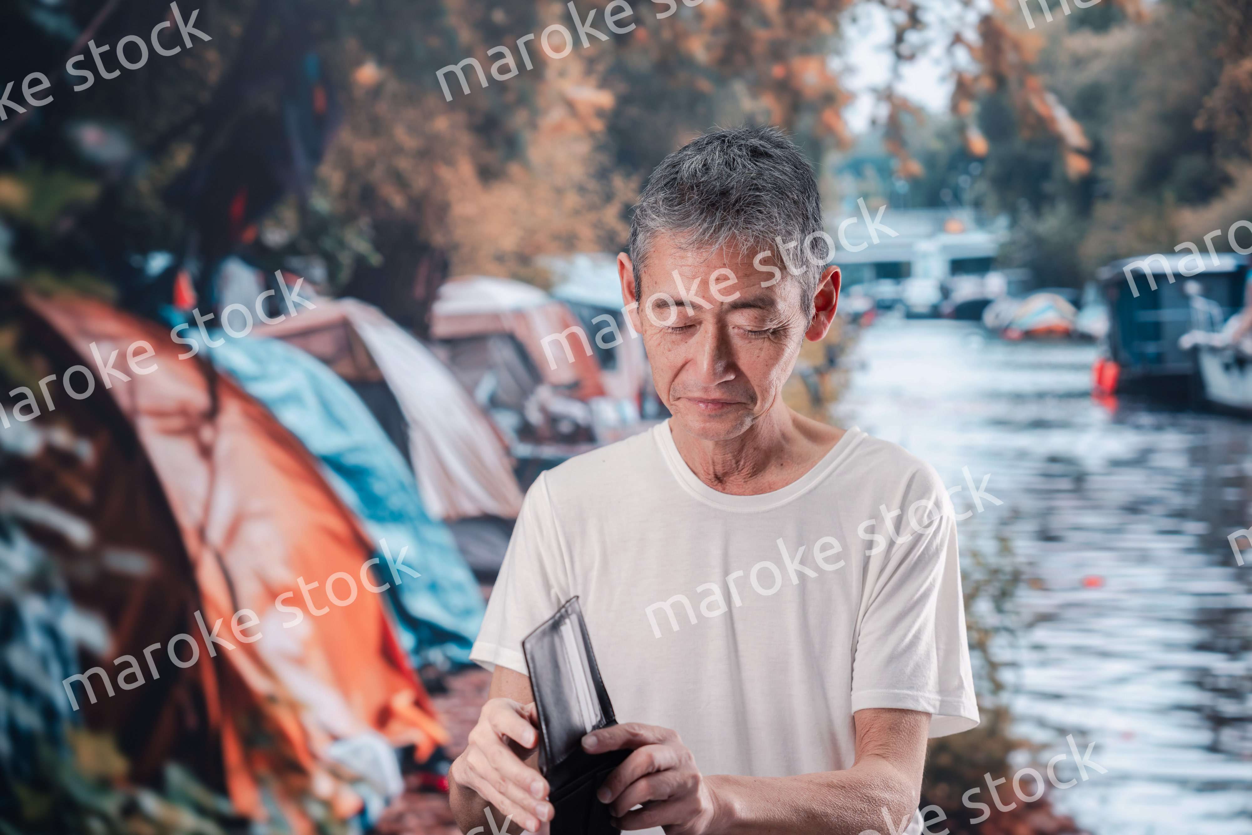 路上生活をするホームレスの男性