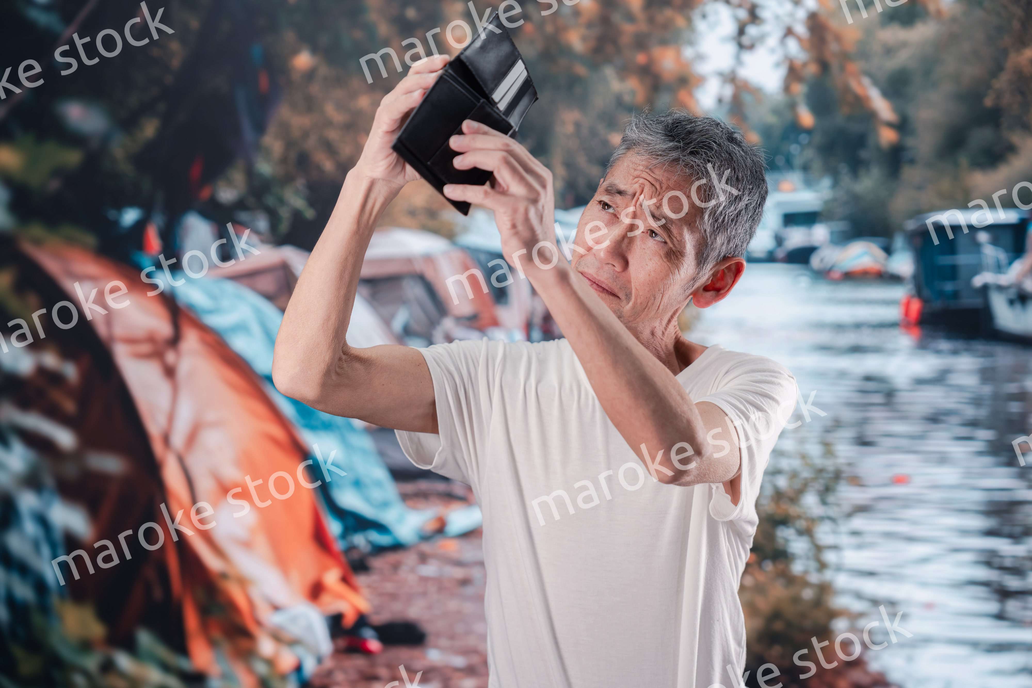 路上生活をするホームレスの男性