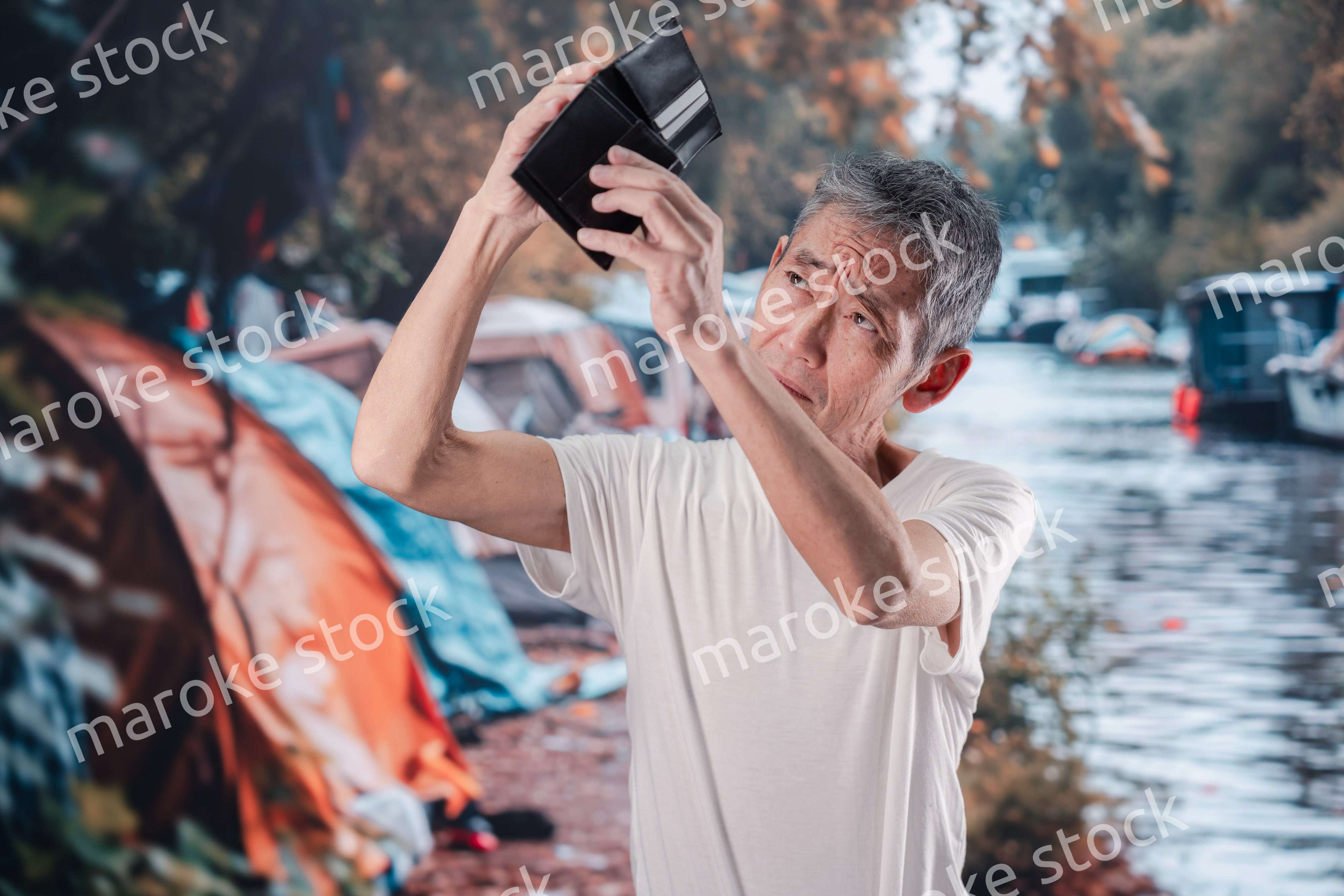 路上生活をするホームレスの男性