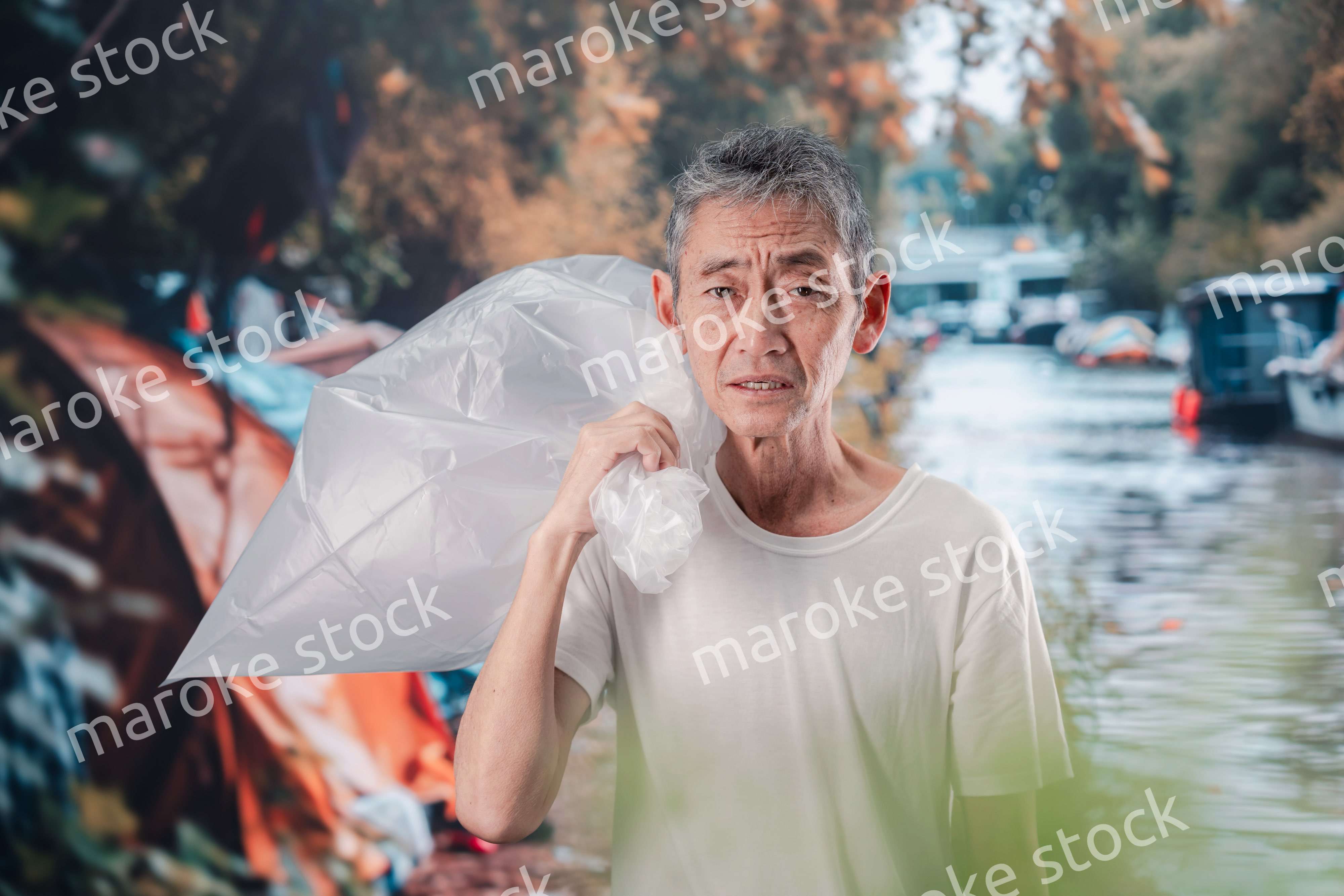 ゴミ拾いをするホームレスの男性