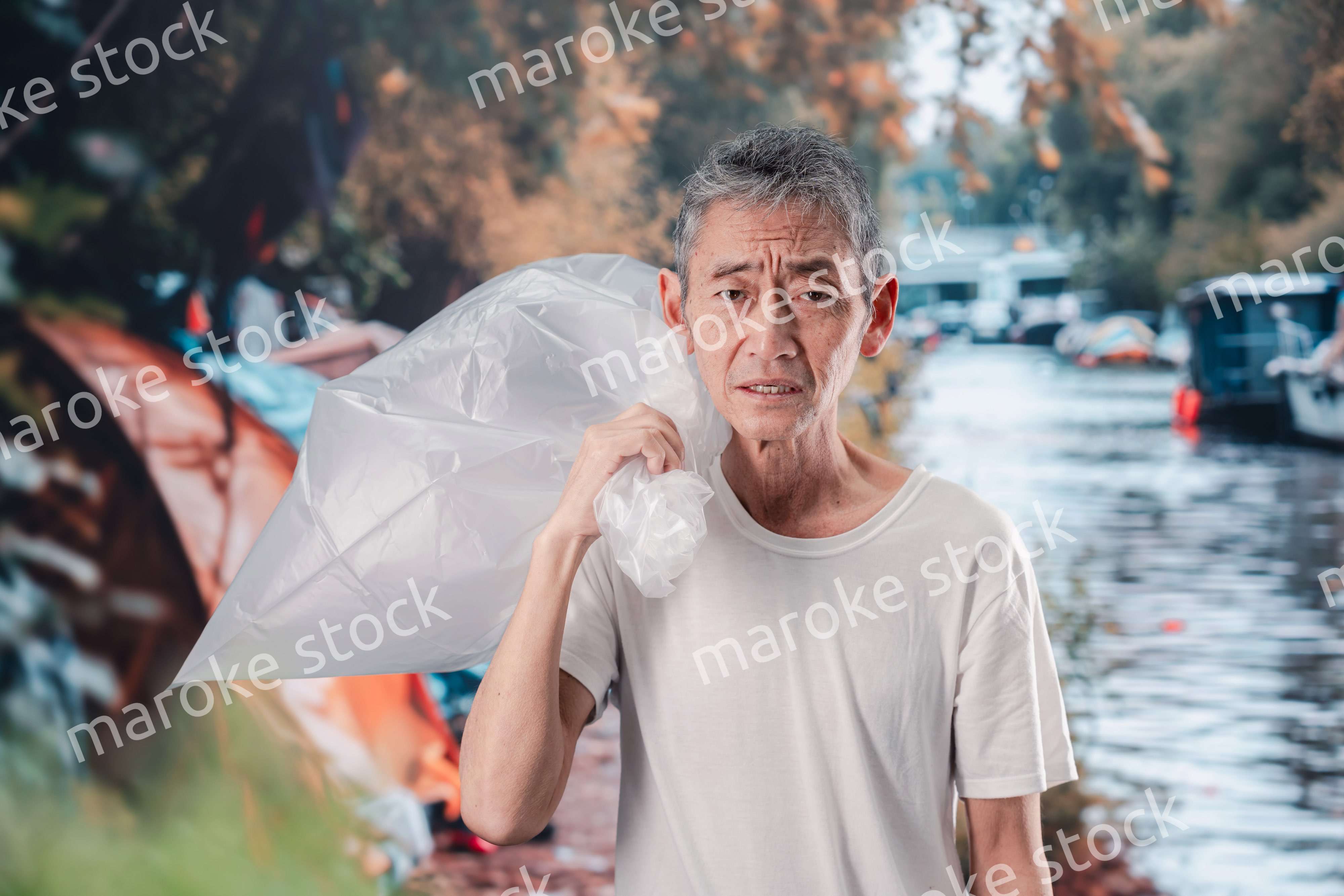 ゴミ拾いをするホームレスの男性