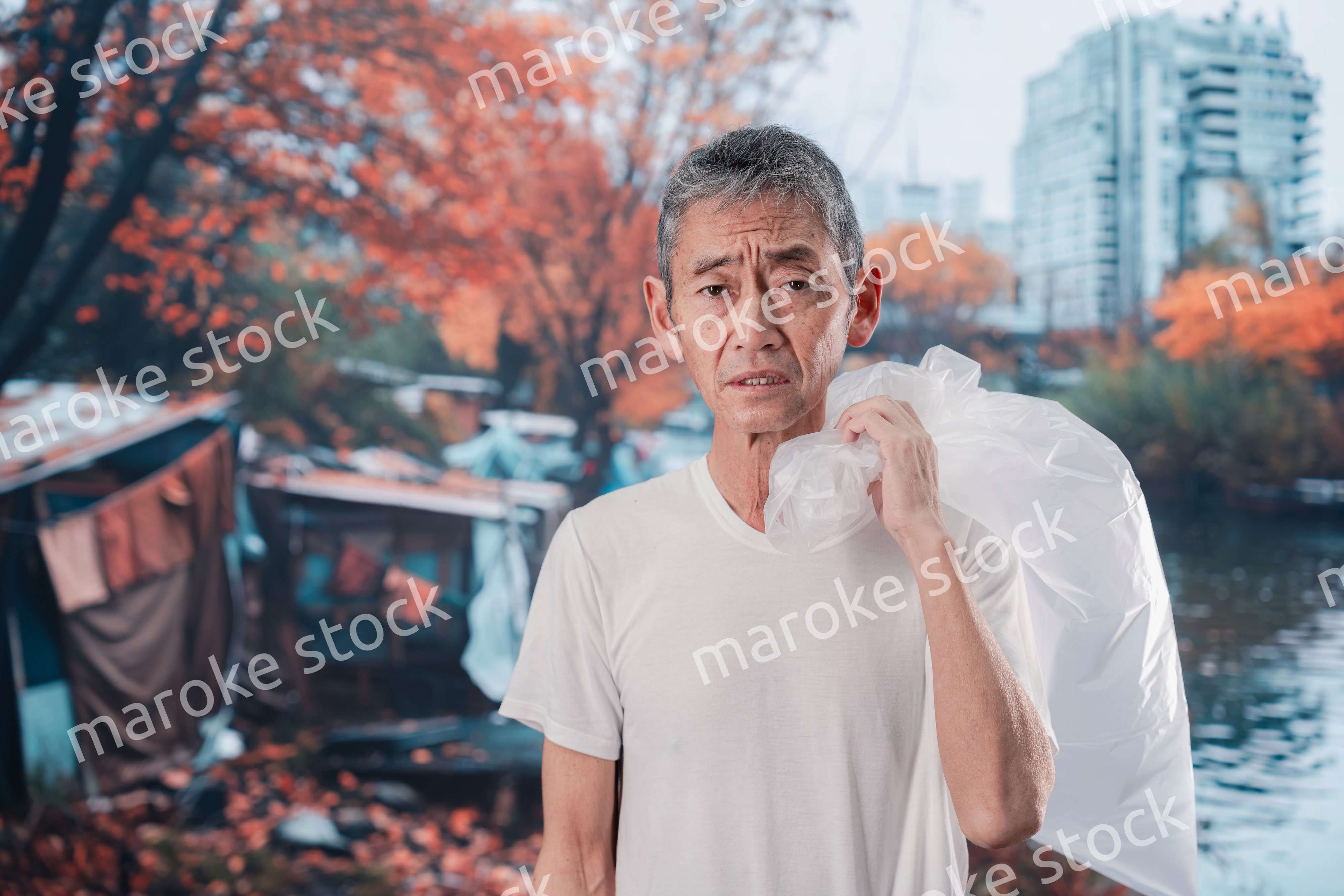 ゴミ拾いをするホームレスの男性