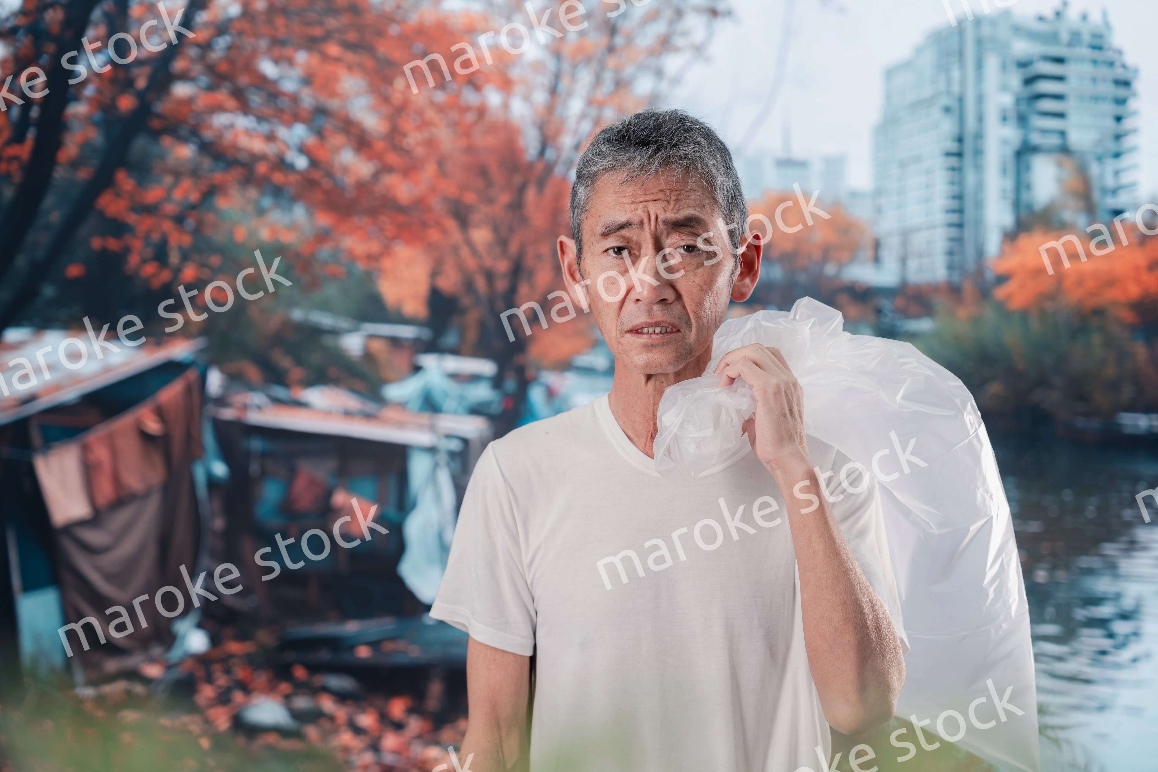 ゴミ拾いをするホームレスの男性