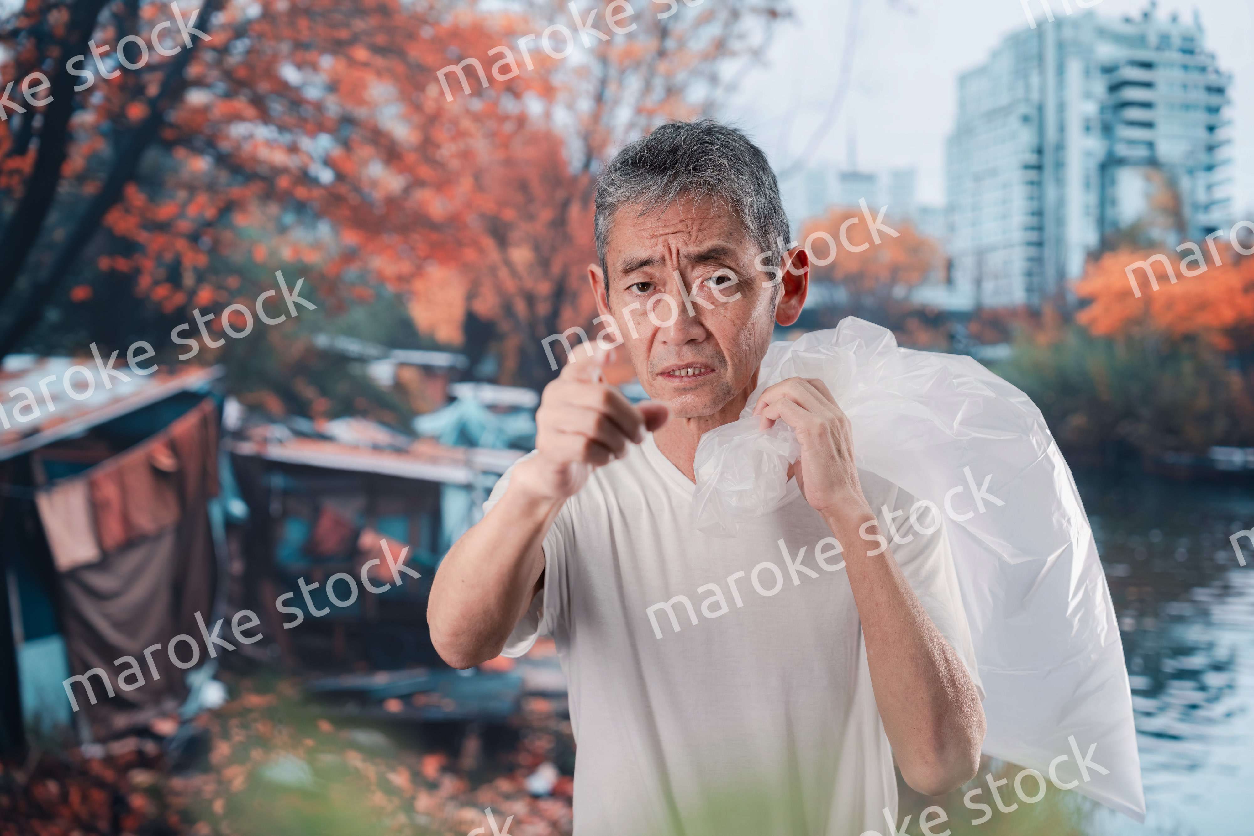 ゴミ拾いをするホームレスの男性